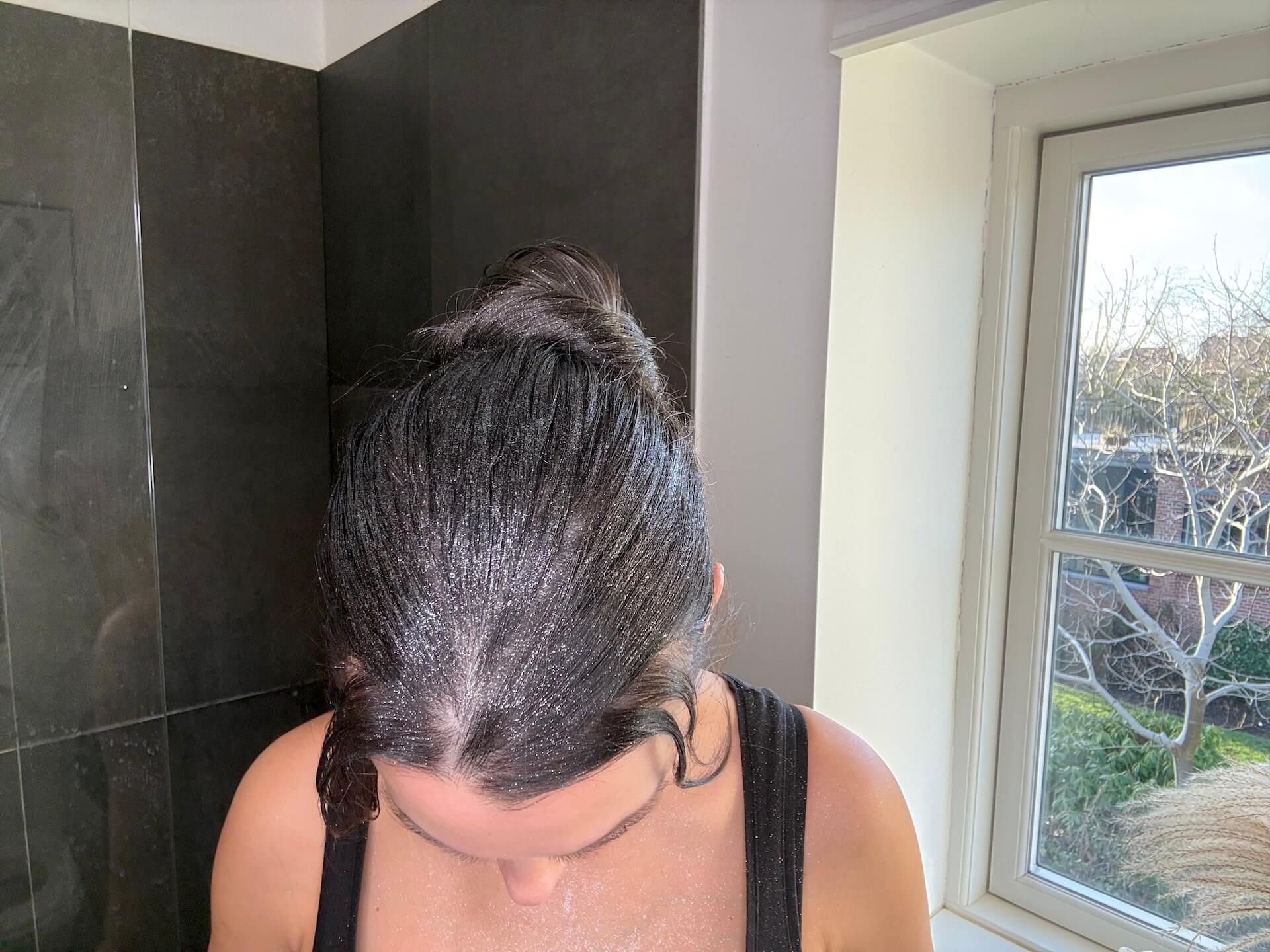 Hairlust Final Touch Silver Glitter Spray brugt i hår oppefra