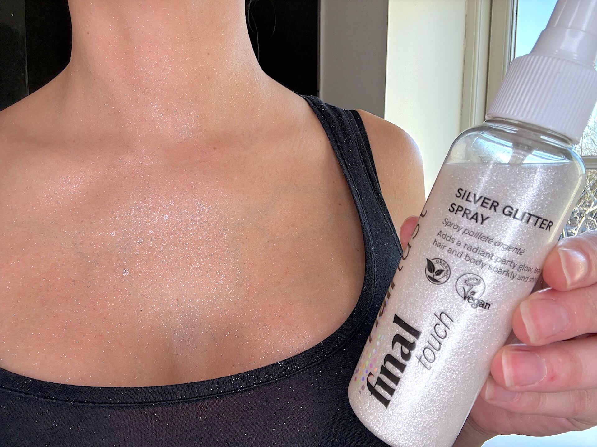 Hairlust Final Touch Silver Glitter Spray brugt på brystkasse