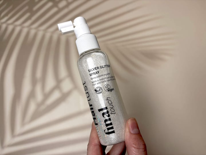 Hairlust Final Touch Silver Glitter Spray i hånd