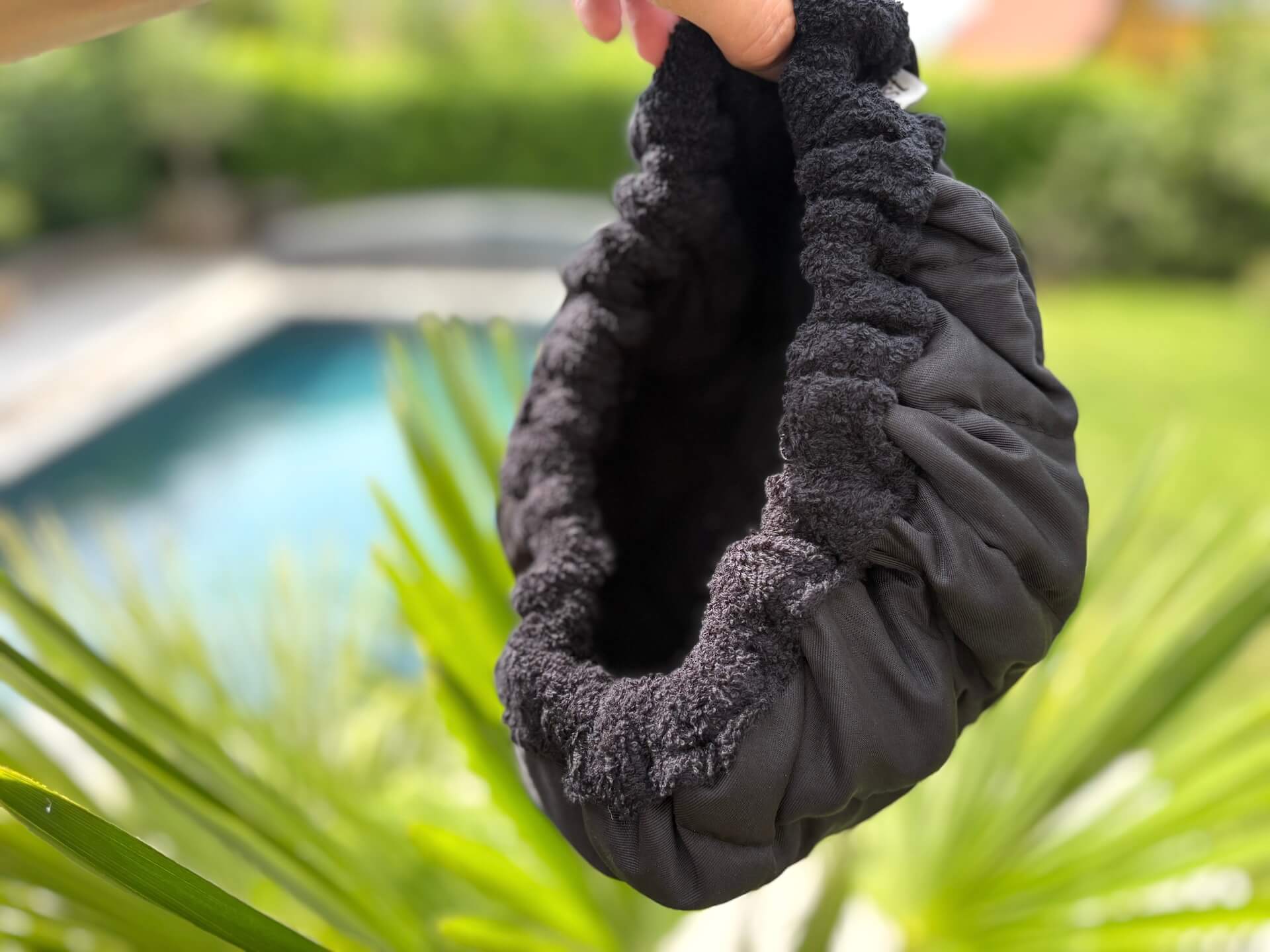 Hairlust Flaxseed Reusable Heat Cap i hånd over palme