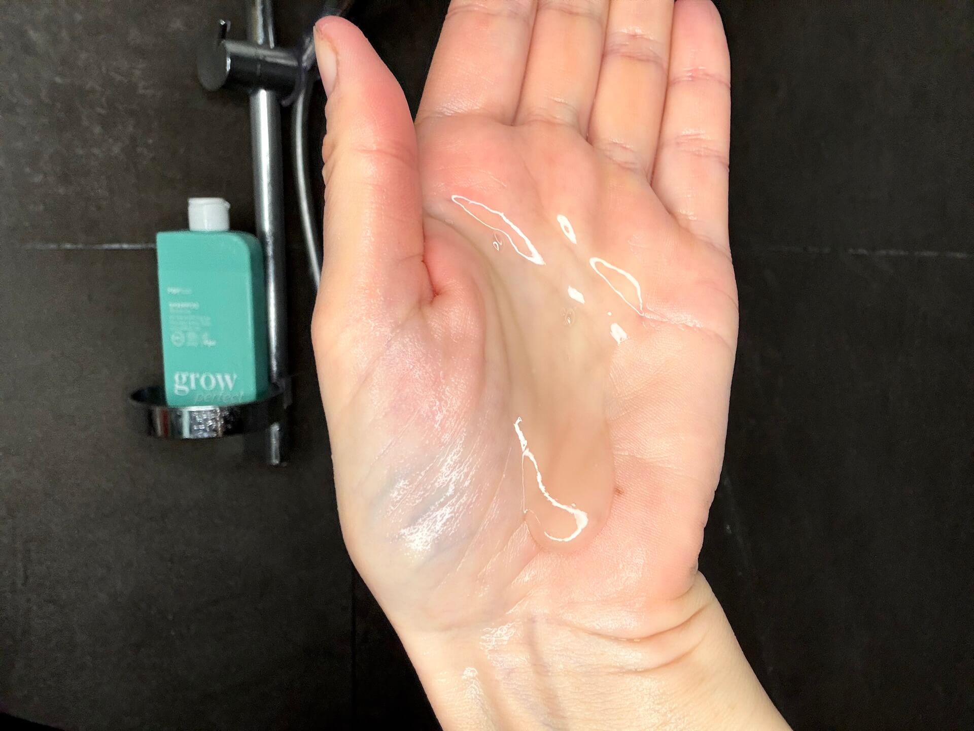 Hairlust Grow Perfect Shampoo i håndflade
