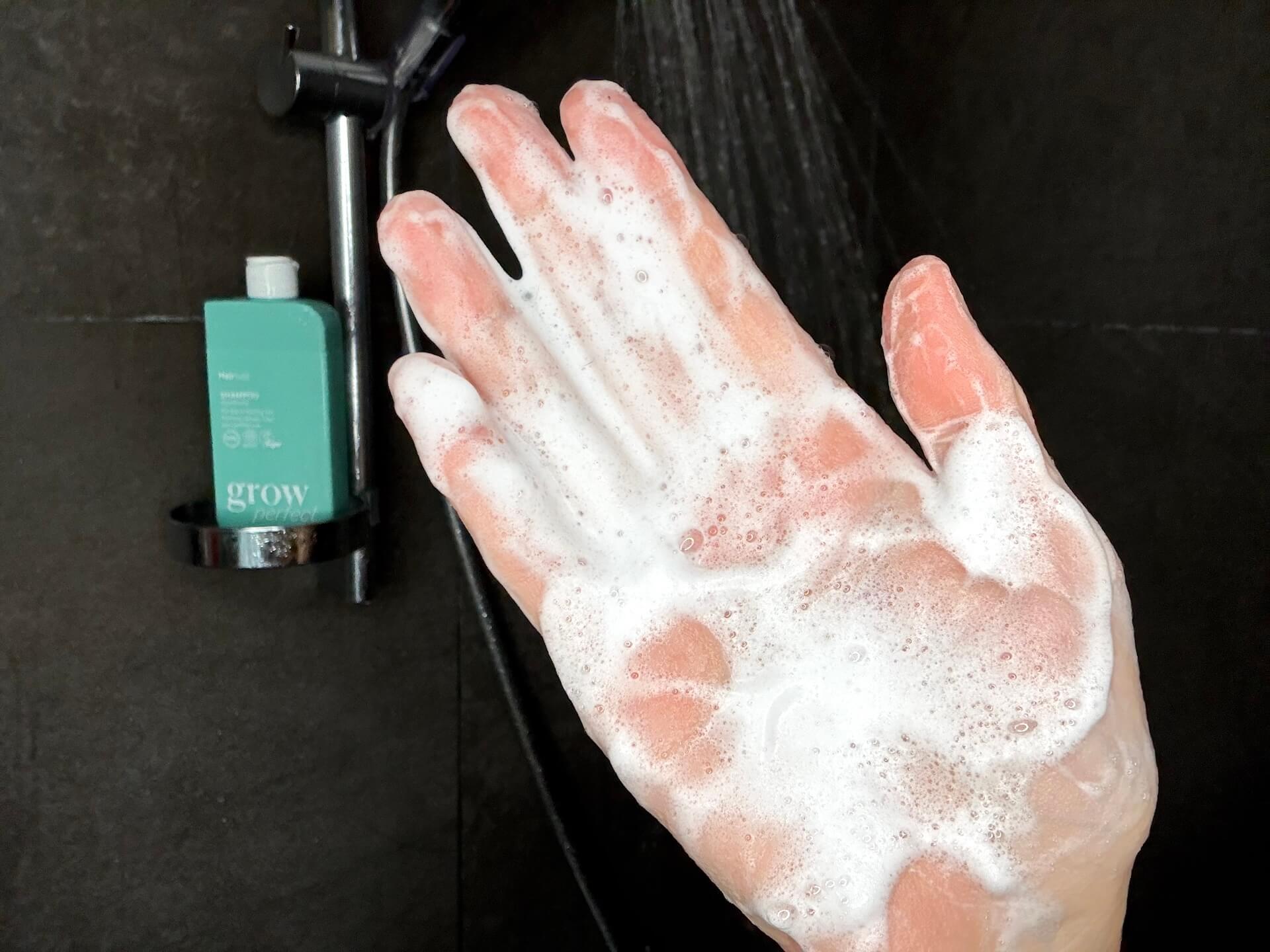 Hairlust Grow Perfect Shampoo skummet op i hånd