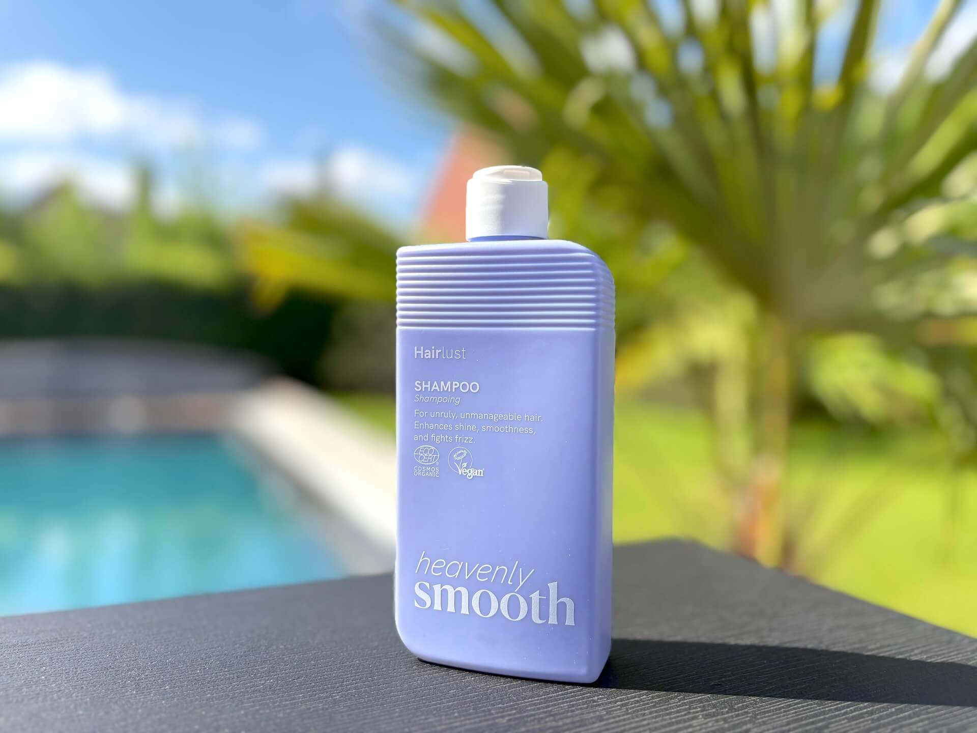 Hairlust Heavenly Smooth Shampoo på bord i have