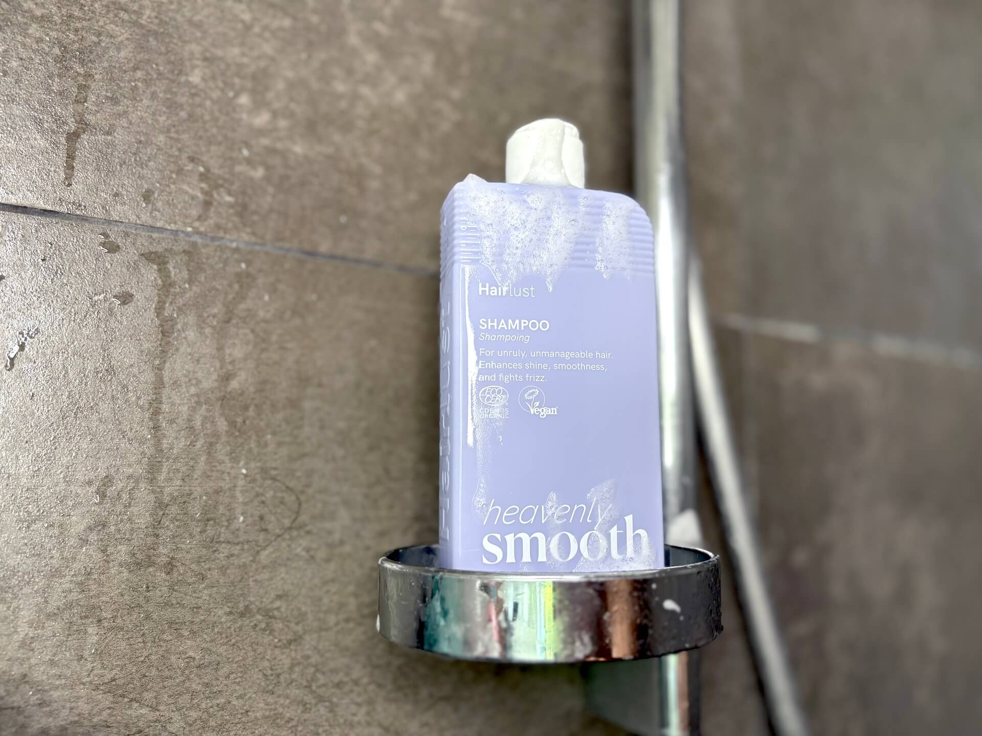 Hairlust Heavenly Smooth Shampoo på hylde med skum