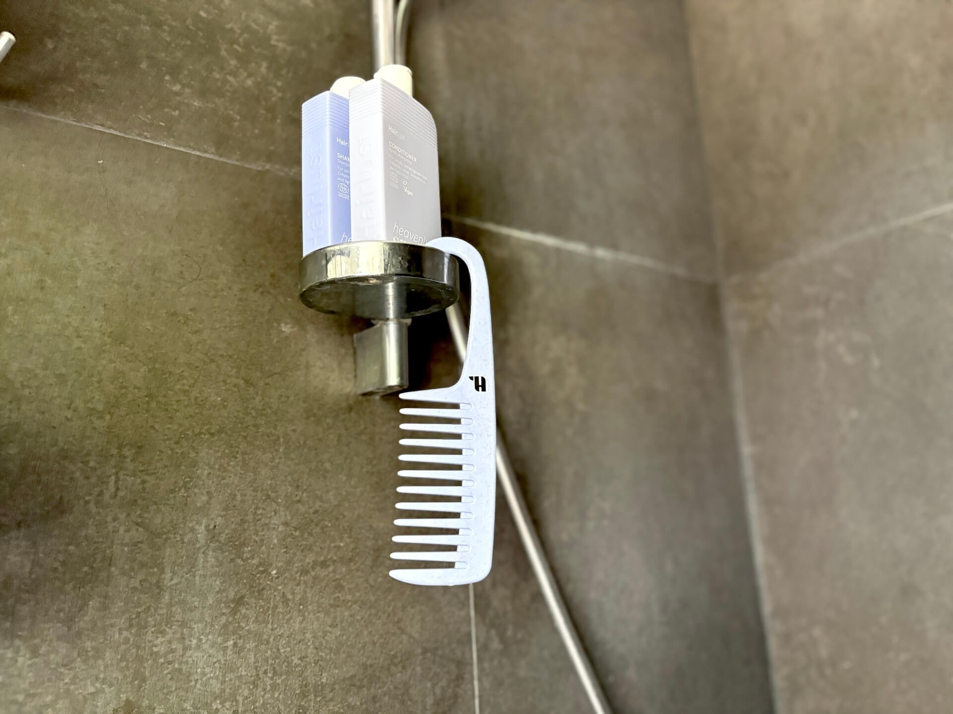 Hairlust In-Shower Detangler der hænger i brusebad
