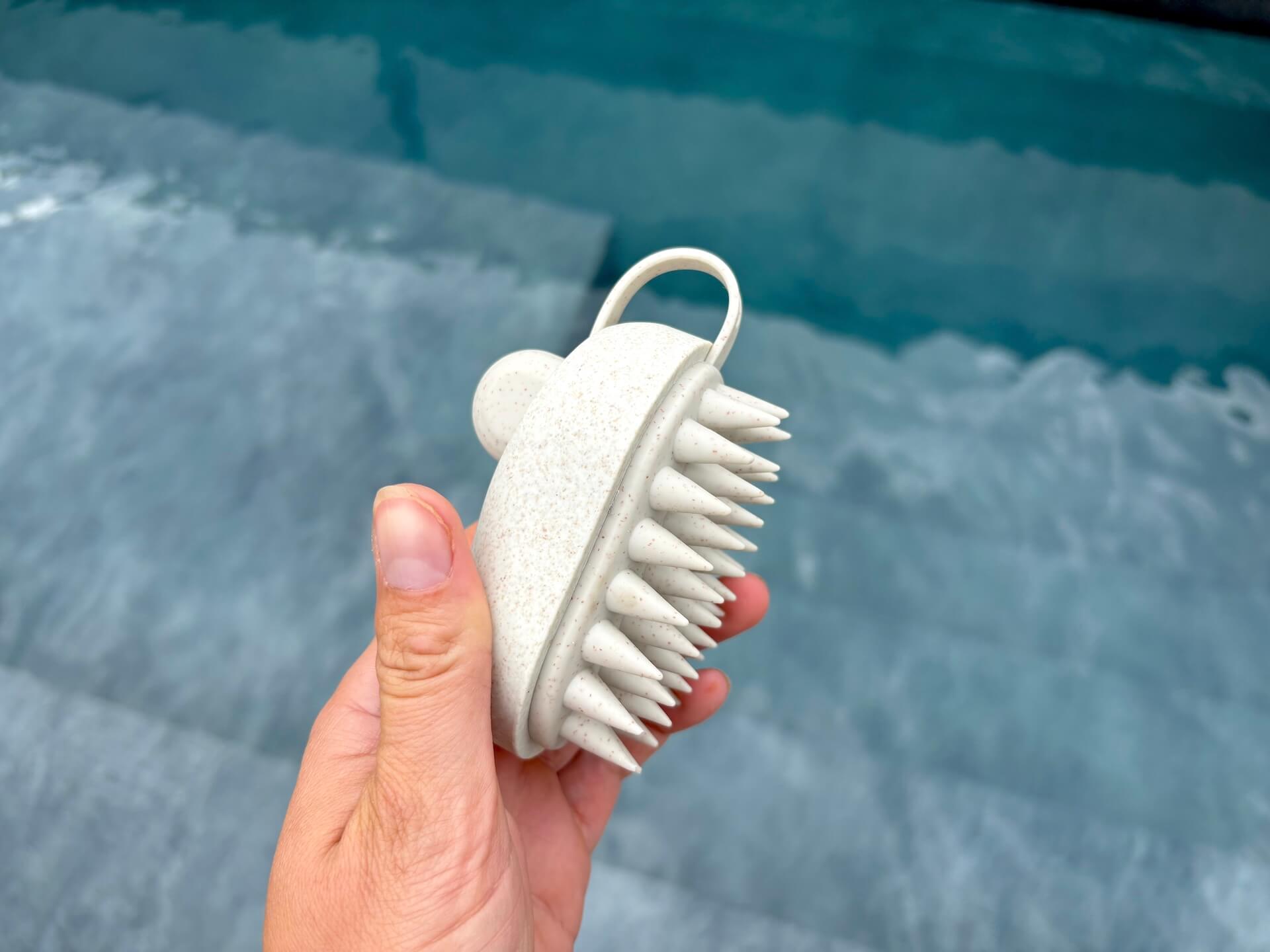 Hairlust In-Shower Shampoo Brush i hånd