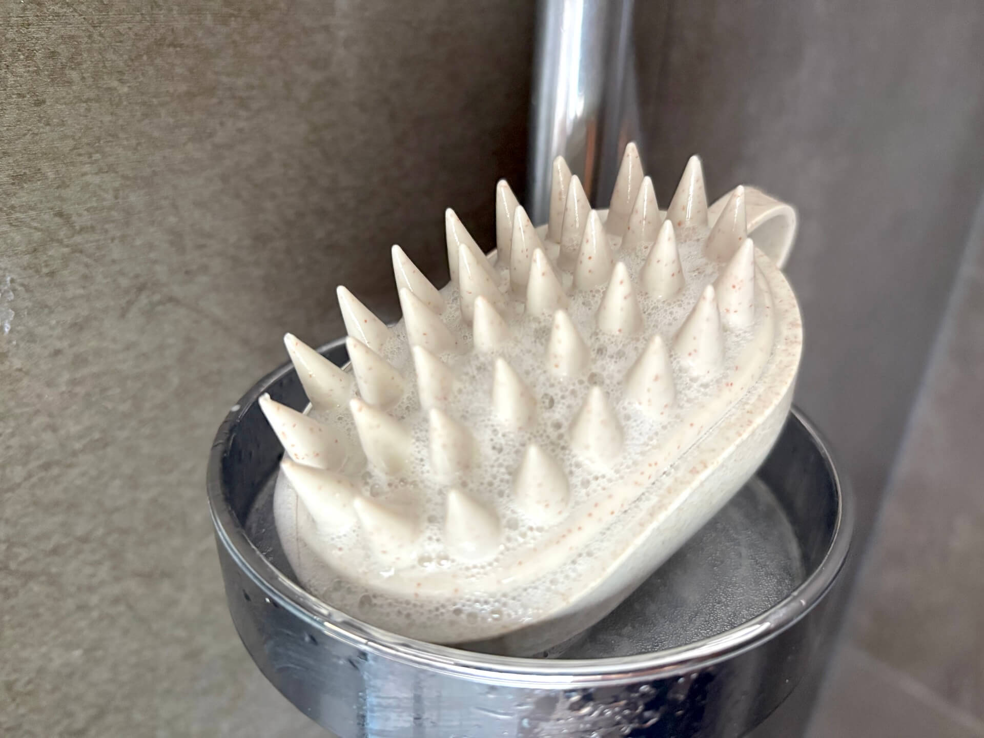 Hairlust In-Shower Shampoo Brush med shampoo på i brusekabine