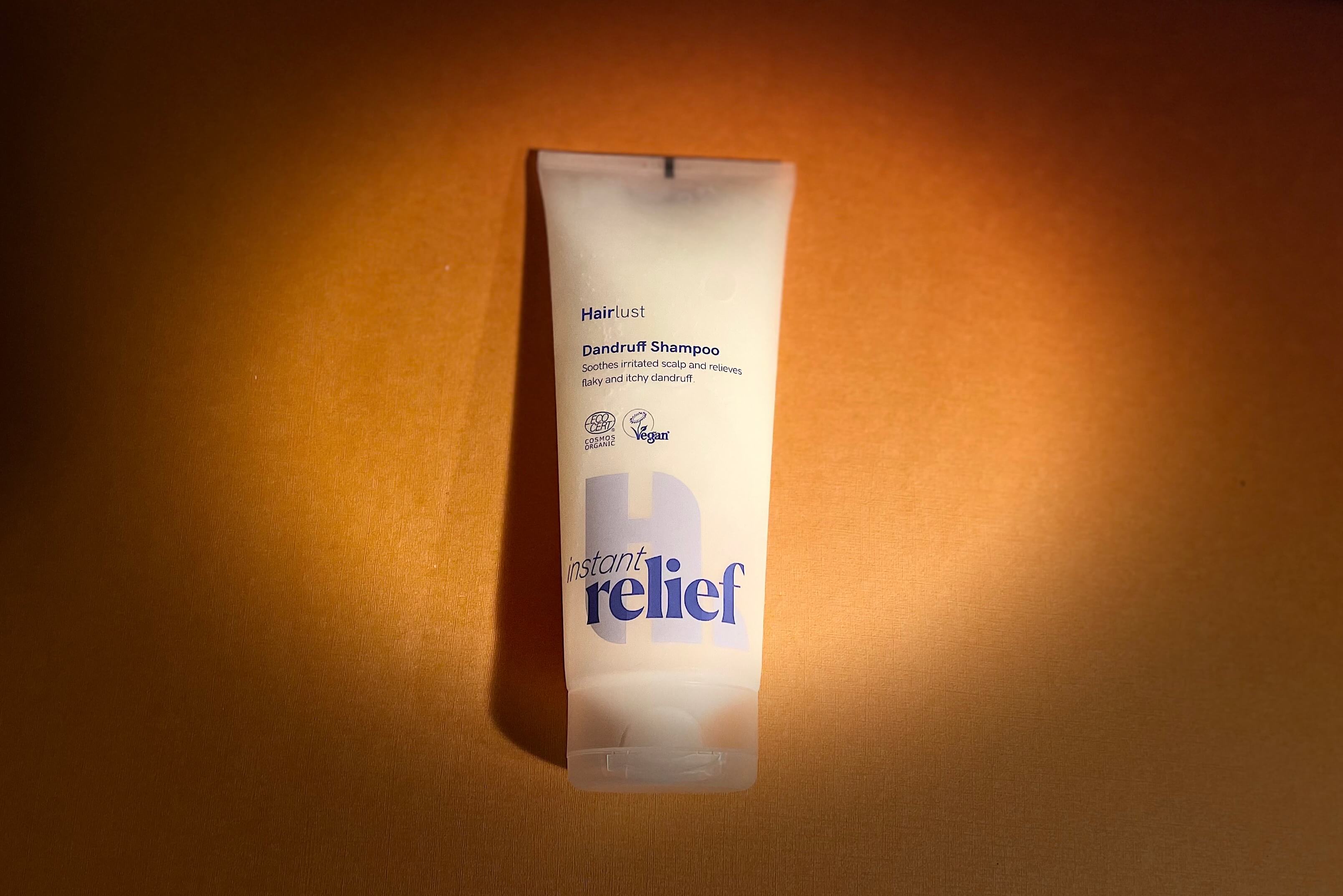 Hairlust Instant Relief skælshampoo orange baggrund