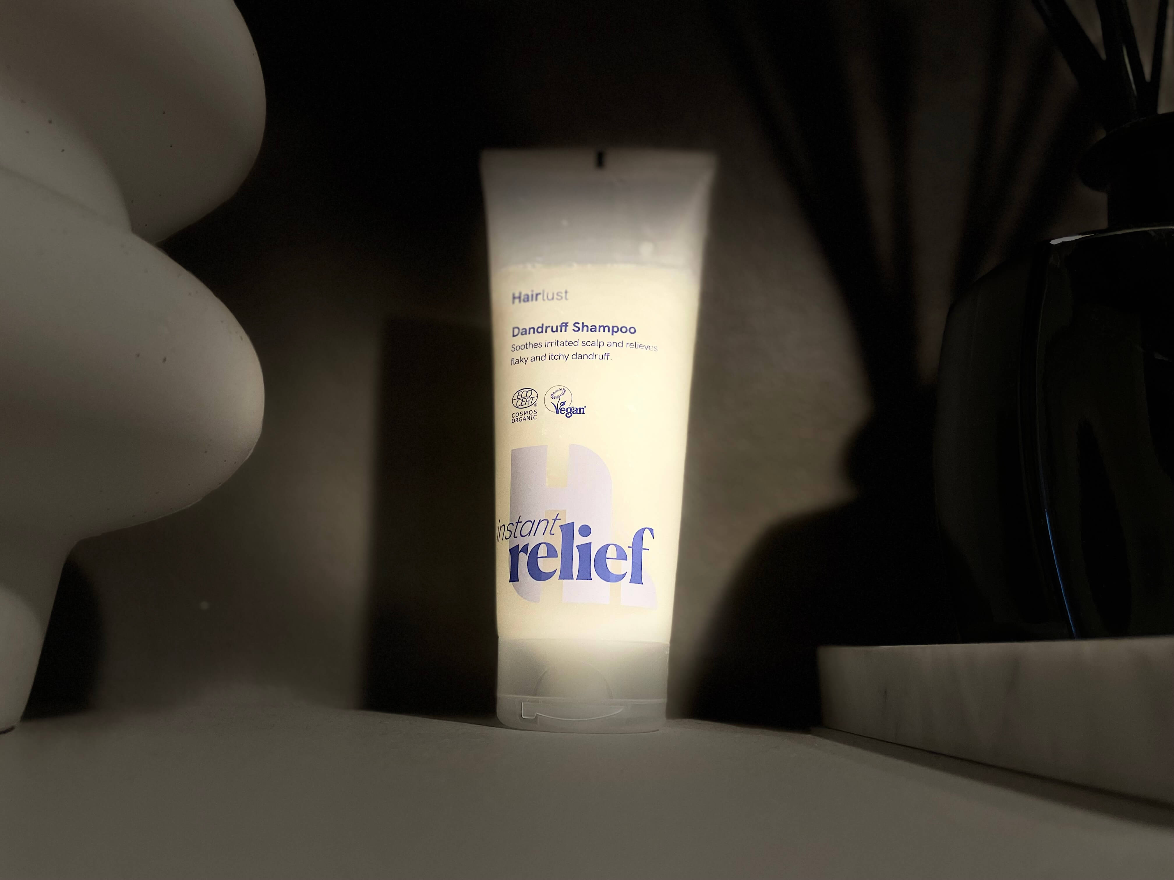 Hairlust Instant Relief skælshampoo på en hylde