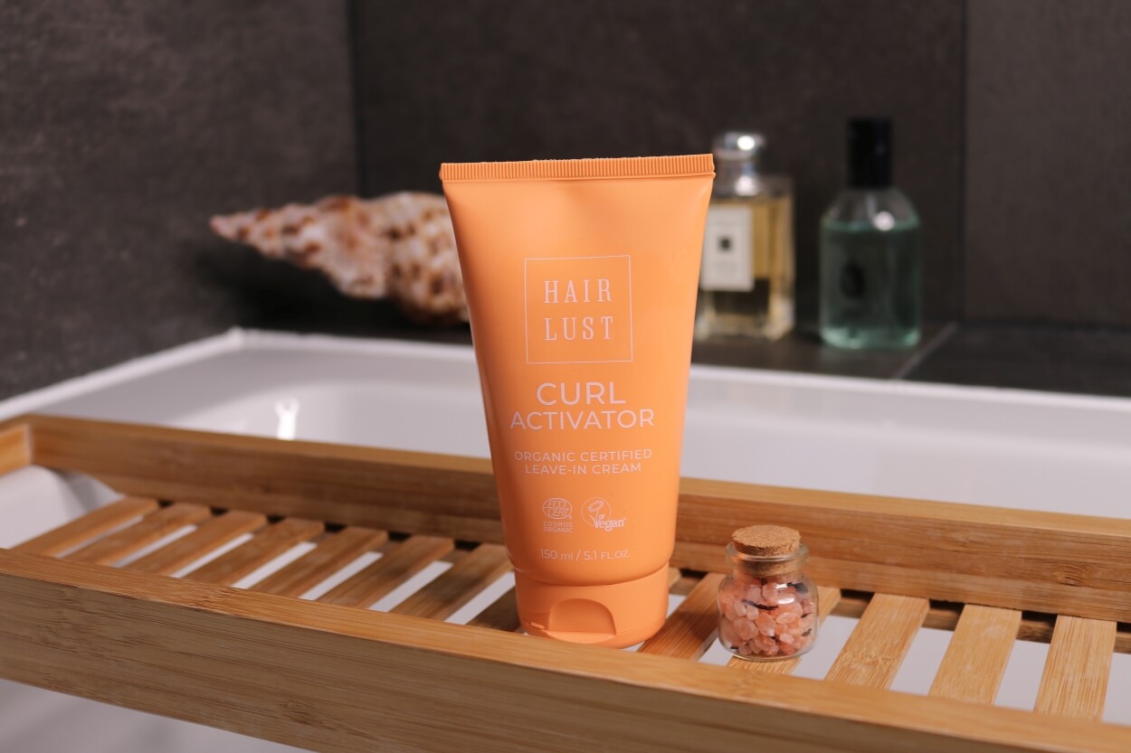 Hairlust krøllecreme på badeværelse