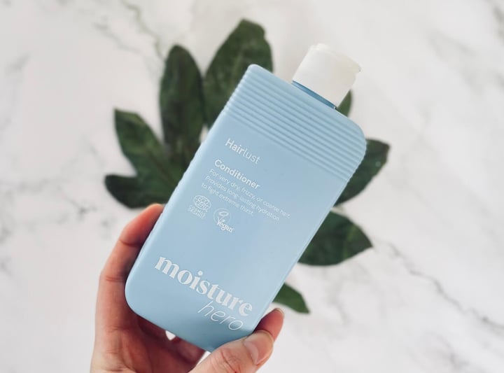 Hairlust Moisture Hero conditioner i hånd