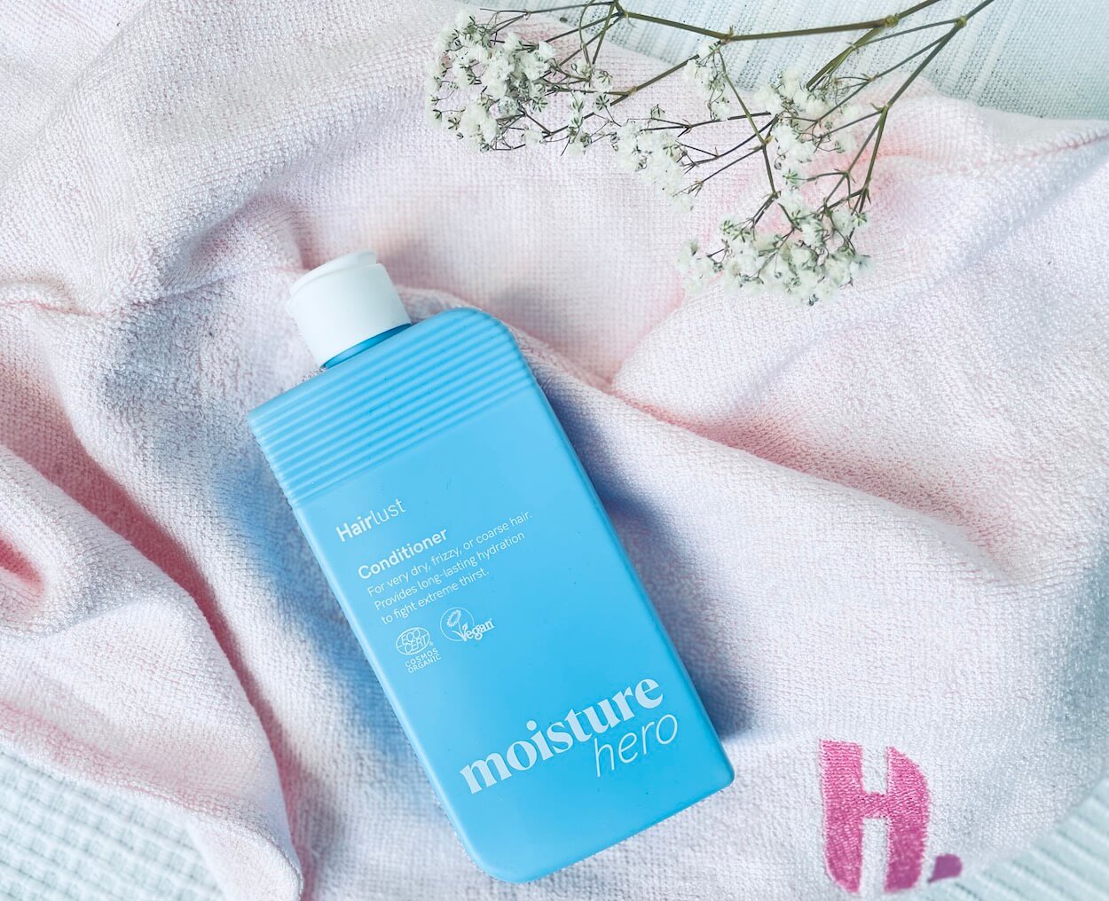 Hairlust Moisture Hero conditioner på seng