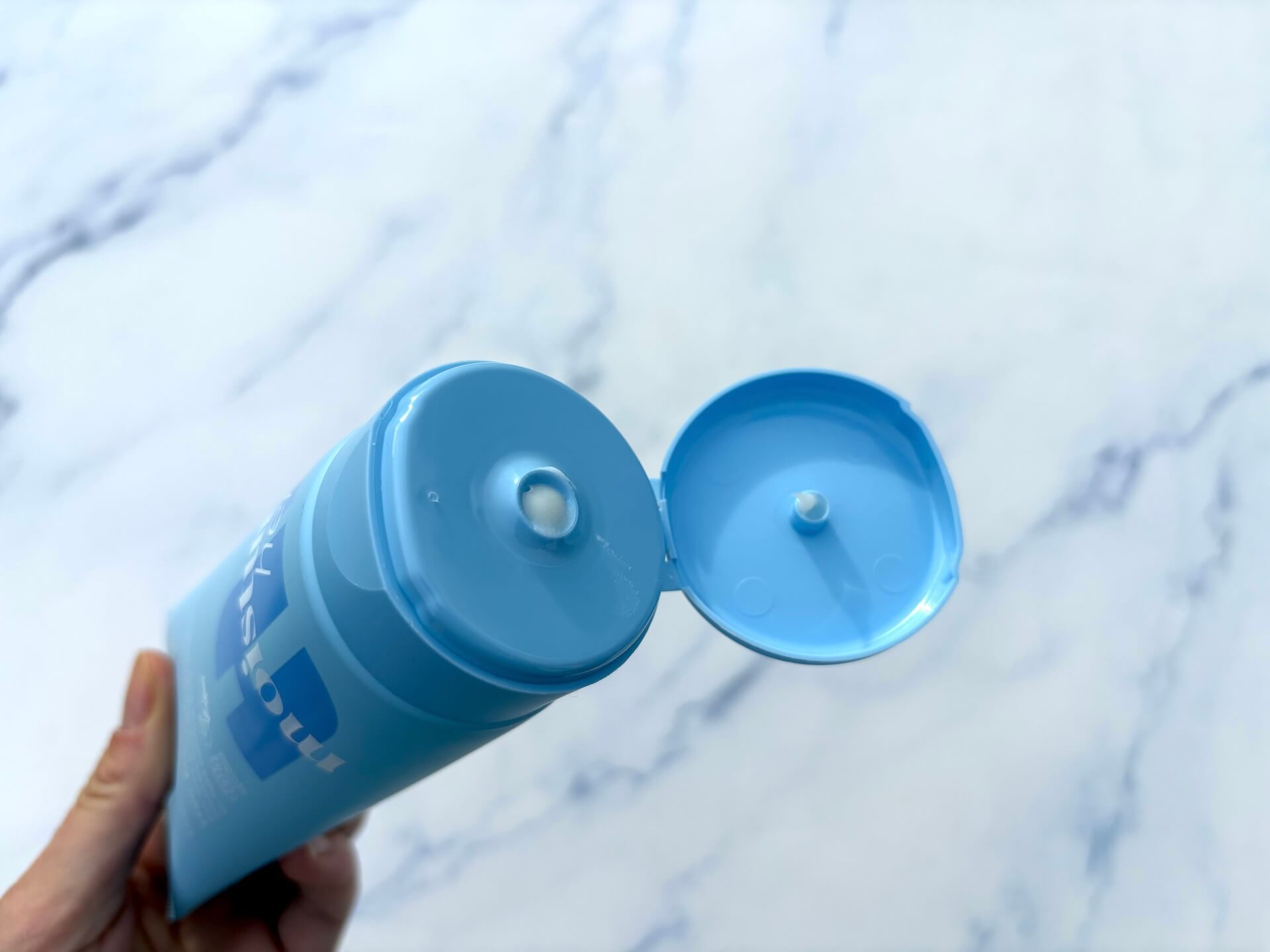 Hairlust Moisture Hero hårkur trykkes ud af tuben