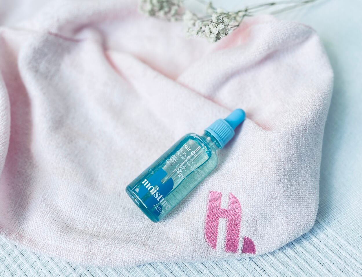 Hairlust Moisture Hero hårolie på seng