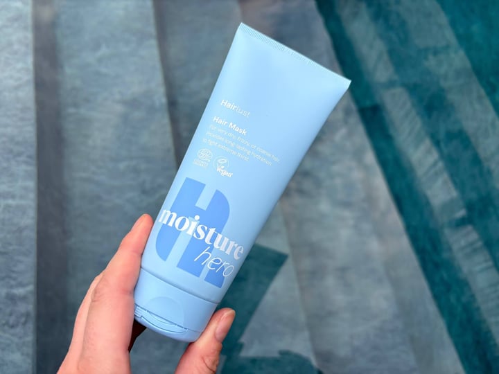 Hairlust Moisture Hero i hånd over pool