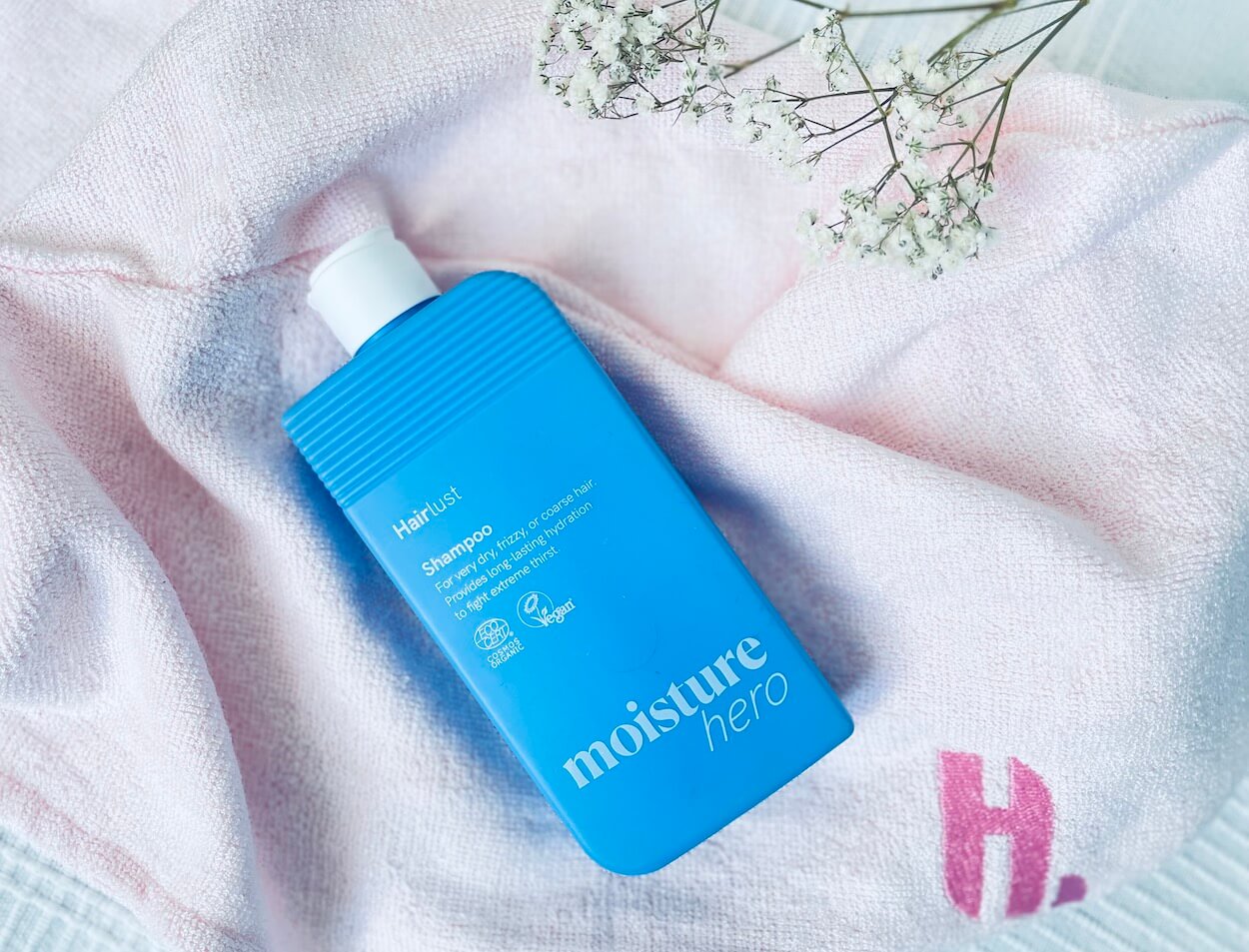 Hairlust Moisture Hero shampoo på seng