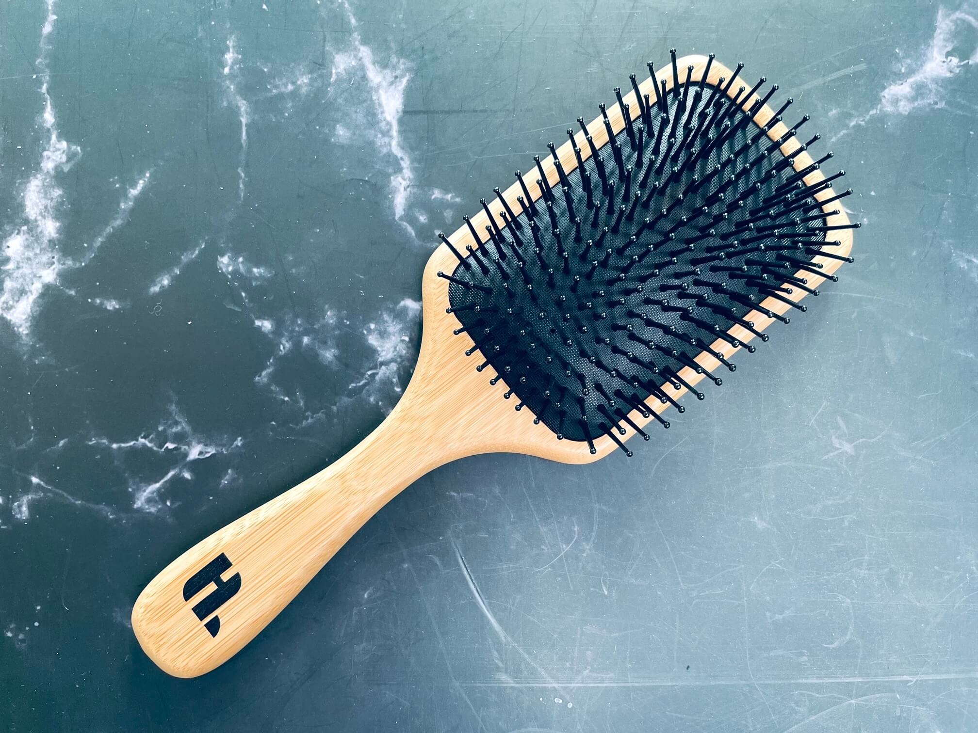 Hairlust pladsebørste på bord