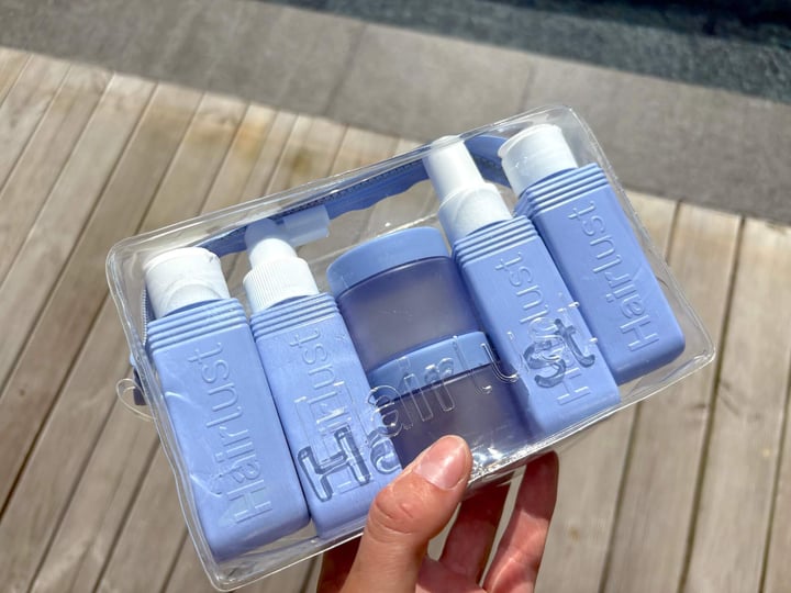 Hairlust Refillable Travel-Size Bottles i hånd