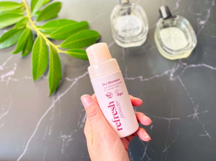 Hairlust Refresh Powder Dry Shampoo i hånd