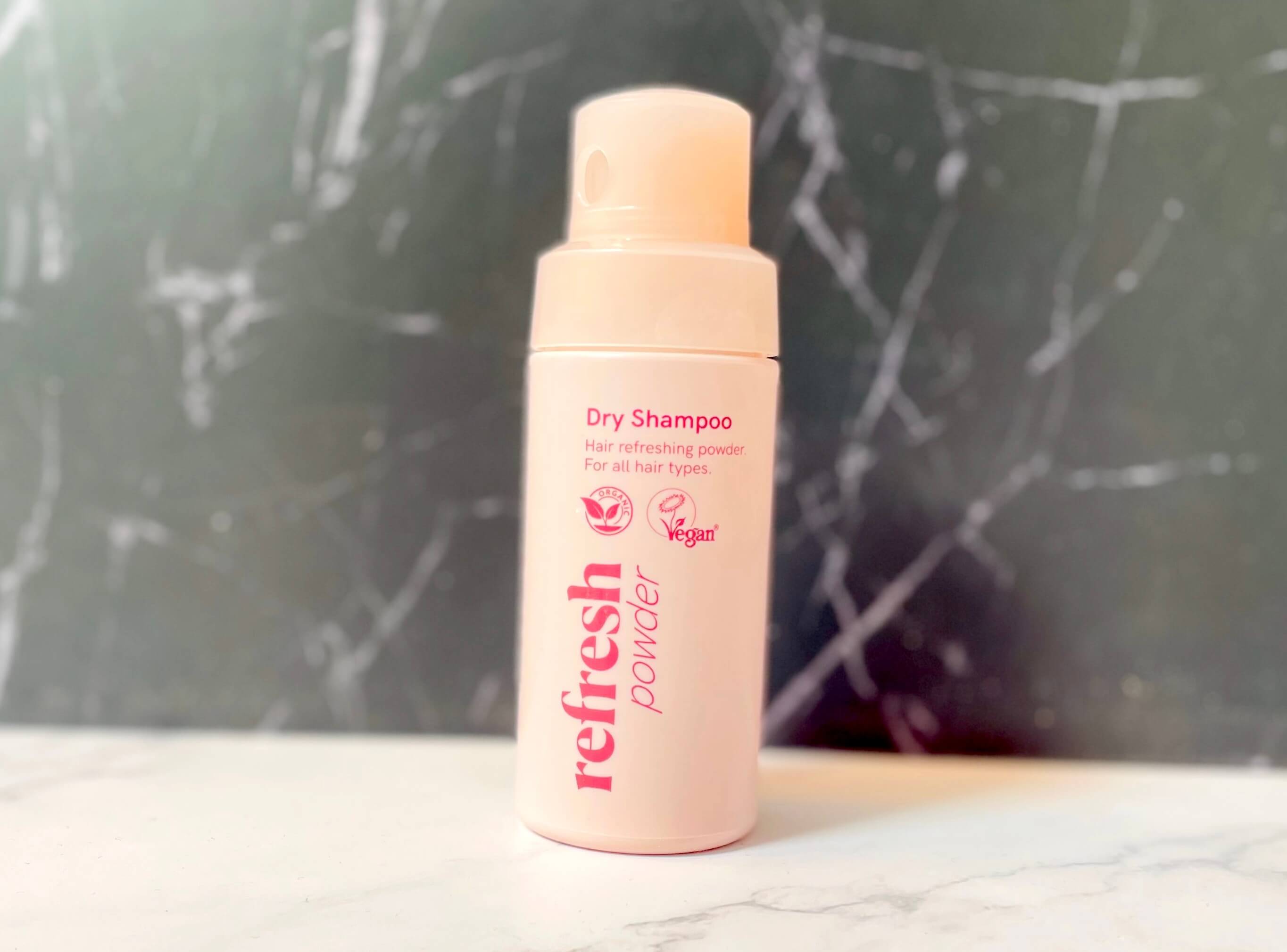 Hairlust Refresh Powder Dry Shampoo på badeværelse