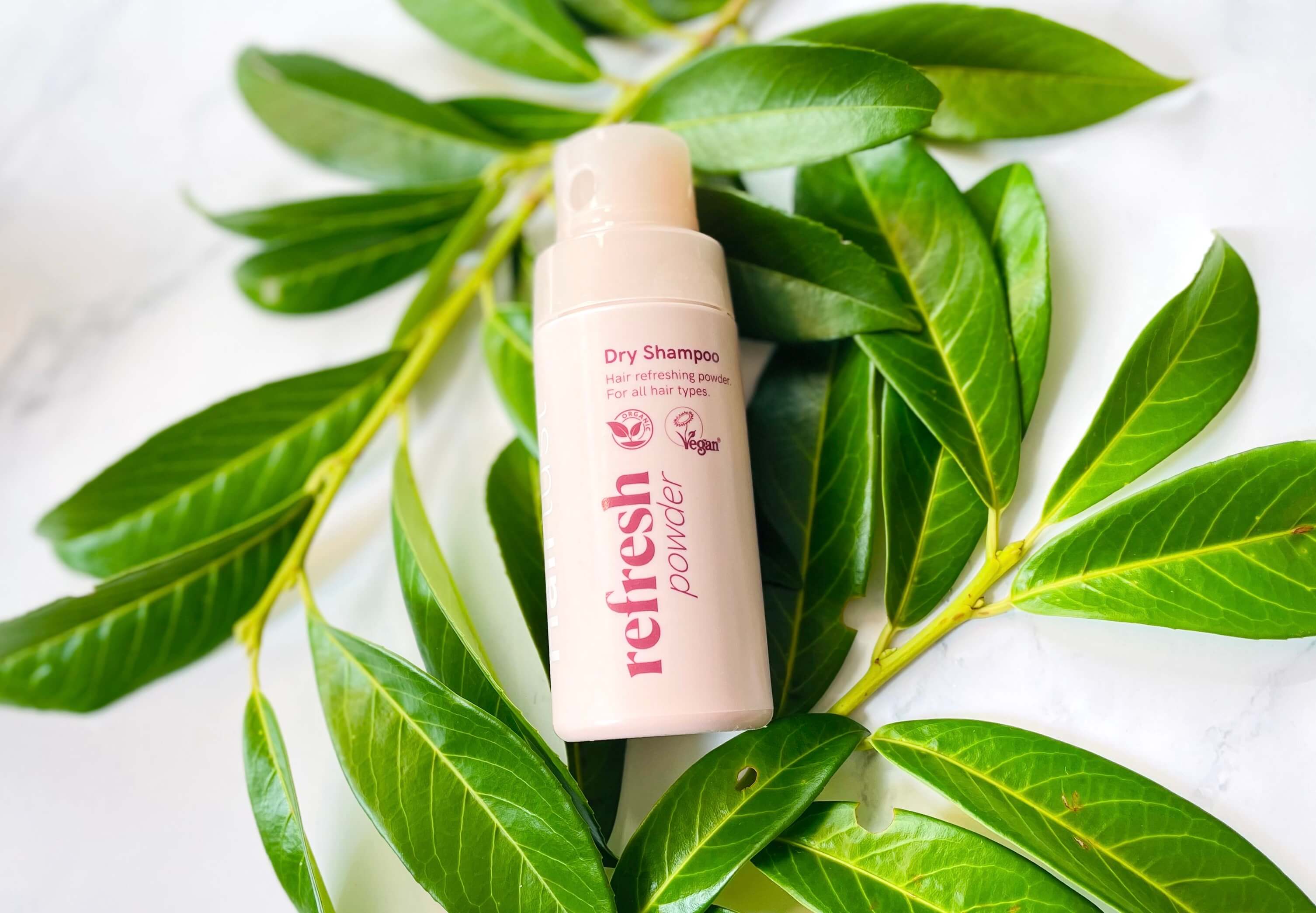 Hairlust Refresh Powder Dry Shampoo på blade