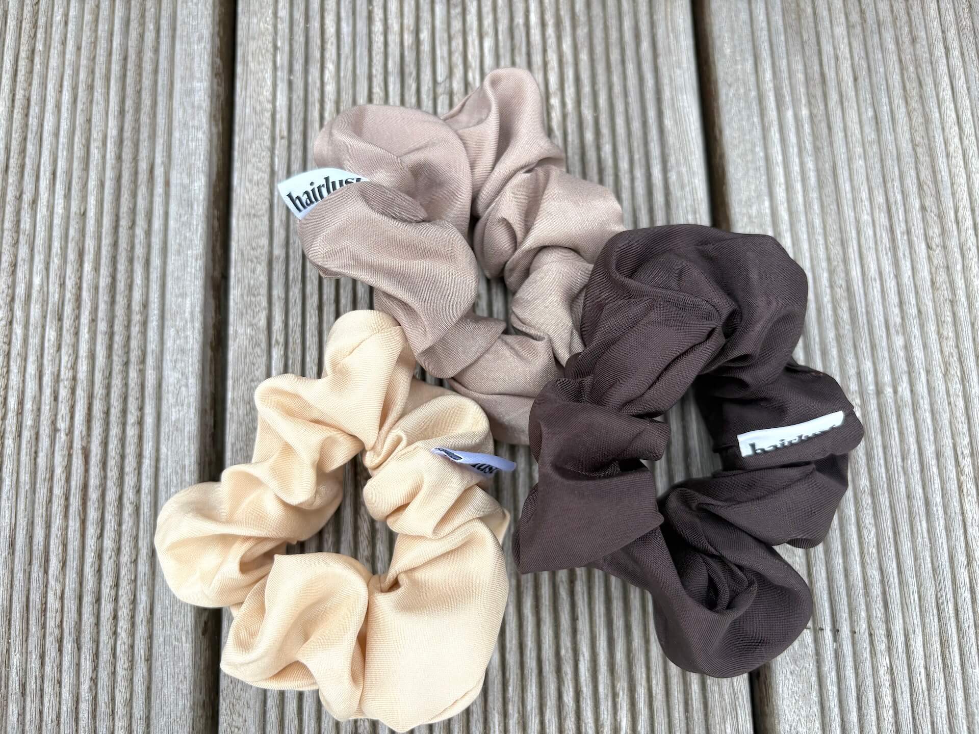 Hairlust Satin Silk Scrunchies på træplade