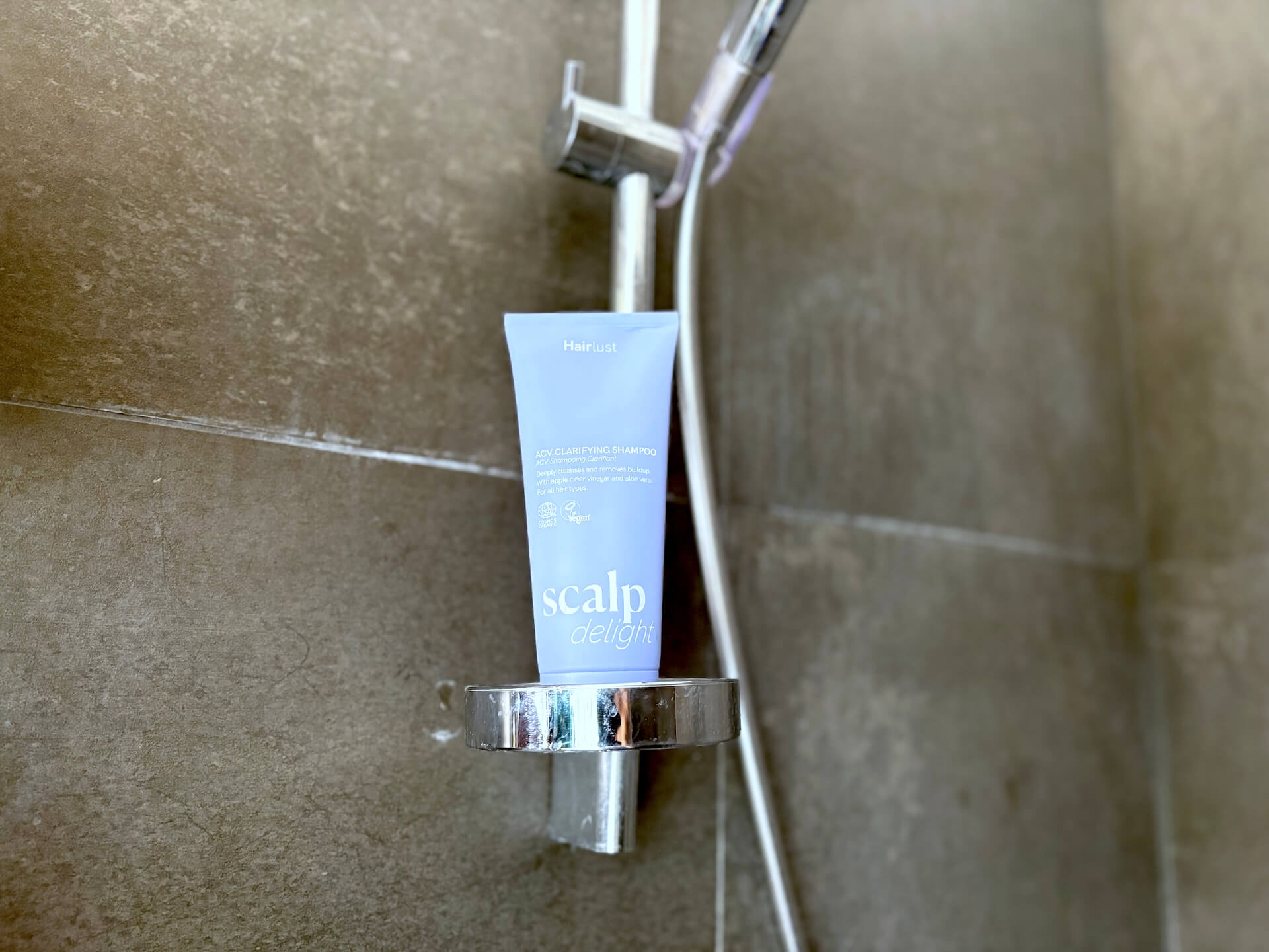 Hairlust Scalp Delight ACV Clarifying Shampoo i brusekabine