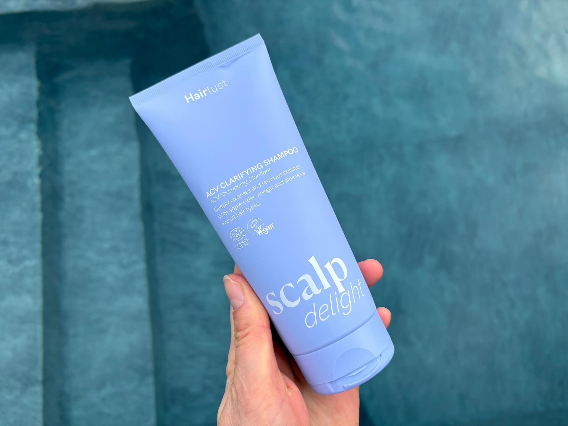 Hairlust Scalp Delight ACV Clarifying Shampoo i hånd over vand