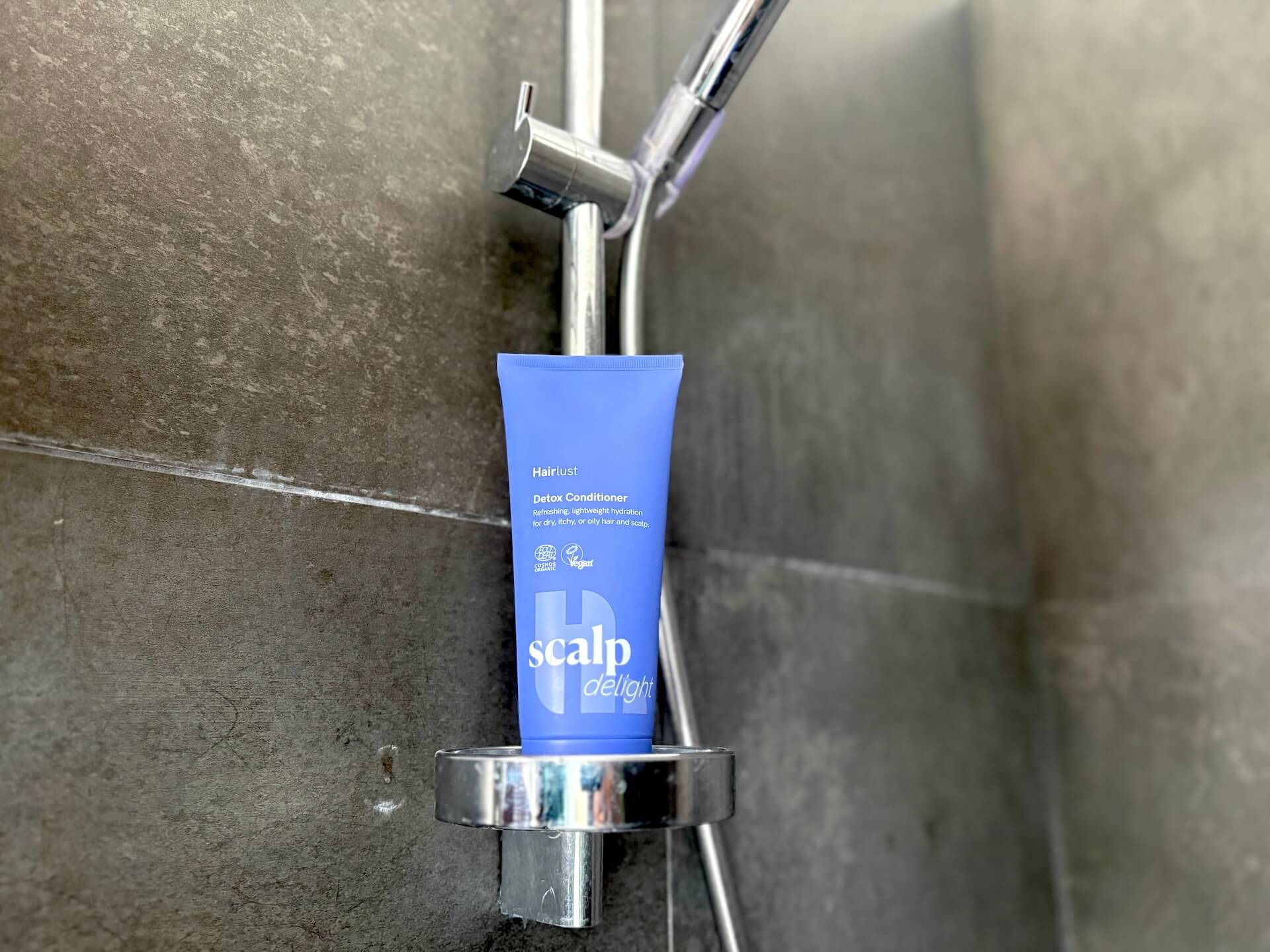 Hairlust Scalp Delight Detox Conditioner i brusekabine