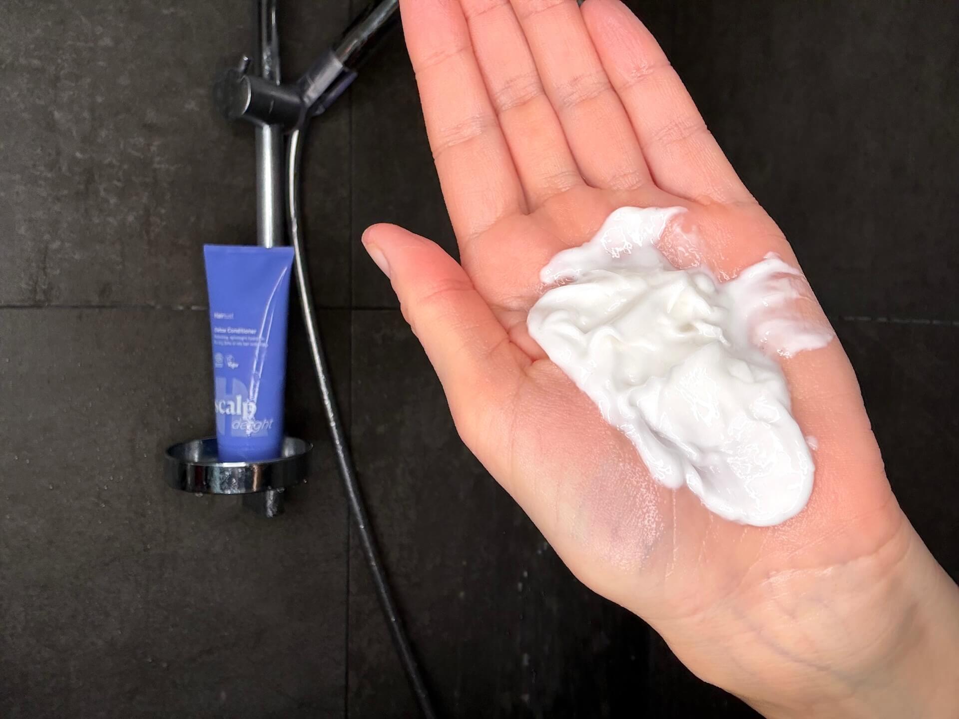 Hairlust Scalp Delight Detox Conditioner i håndflade