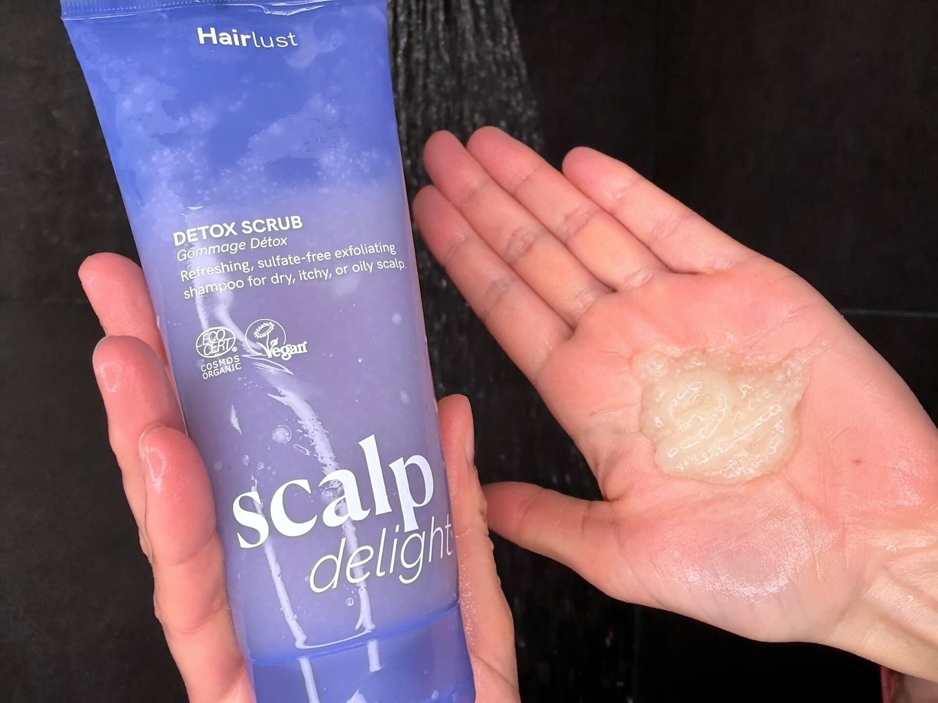 Hairlust Scalp Delight Detox Scrub hovedbundsscrub i hånd og håndflade