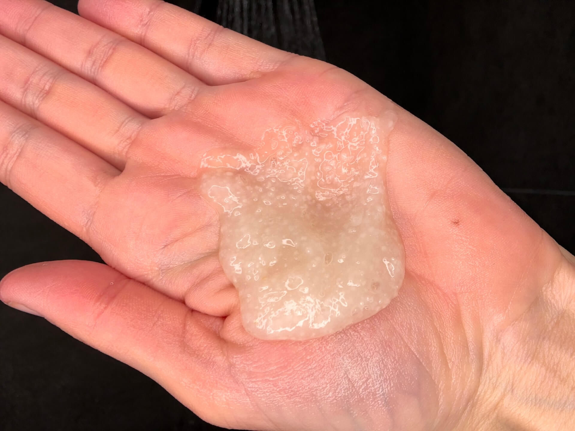 Hairlust Scalp Delight Detox Scrub hovedbundsscrub i håndflade