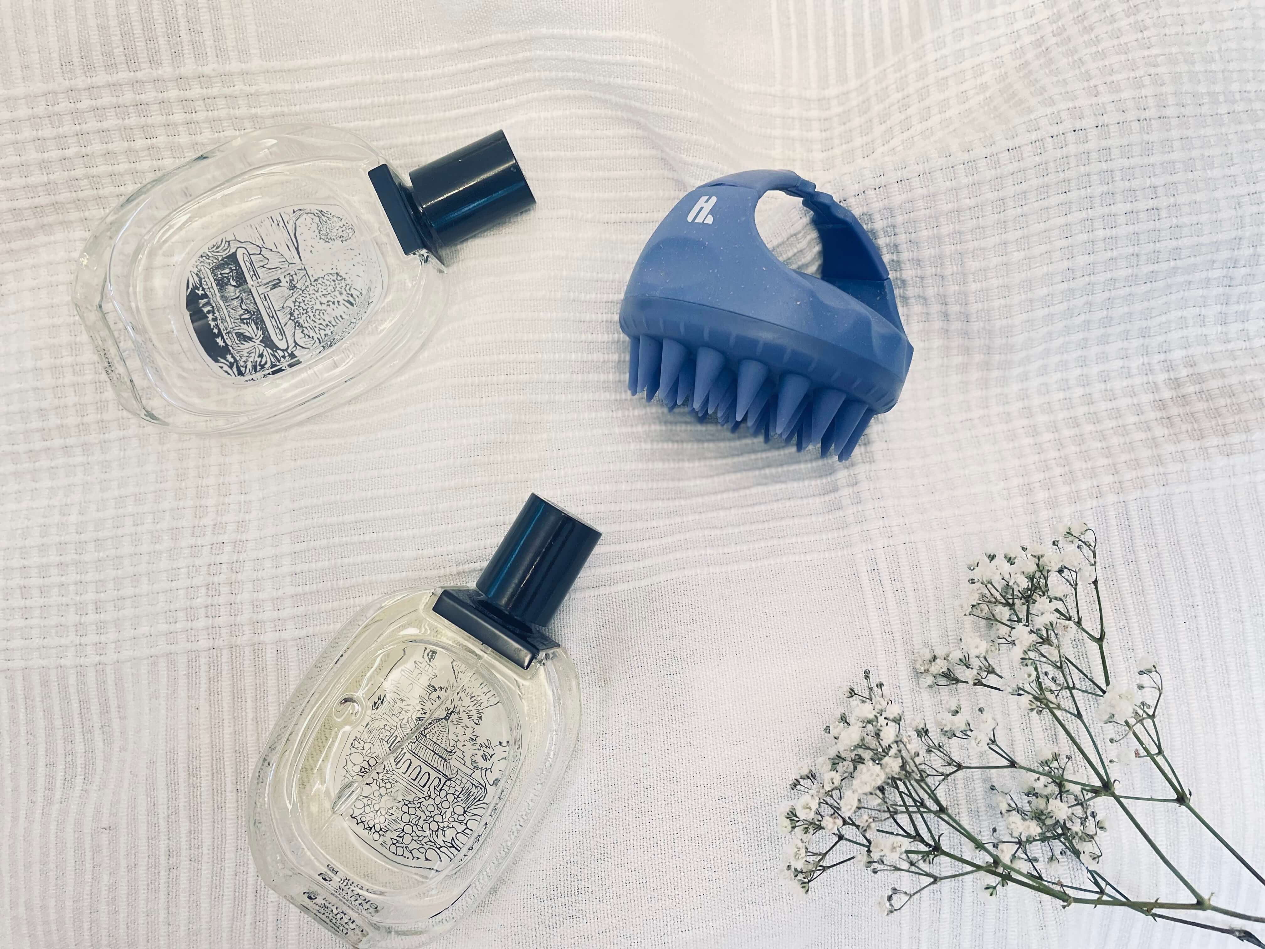 Hairlust Scalp Massage Brush på en seng
