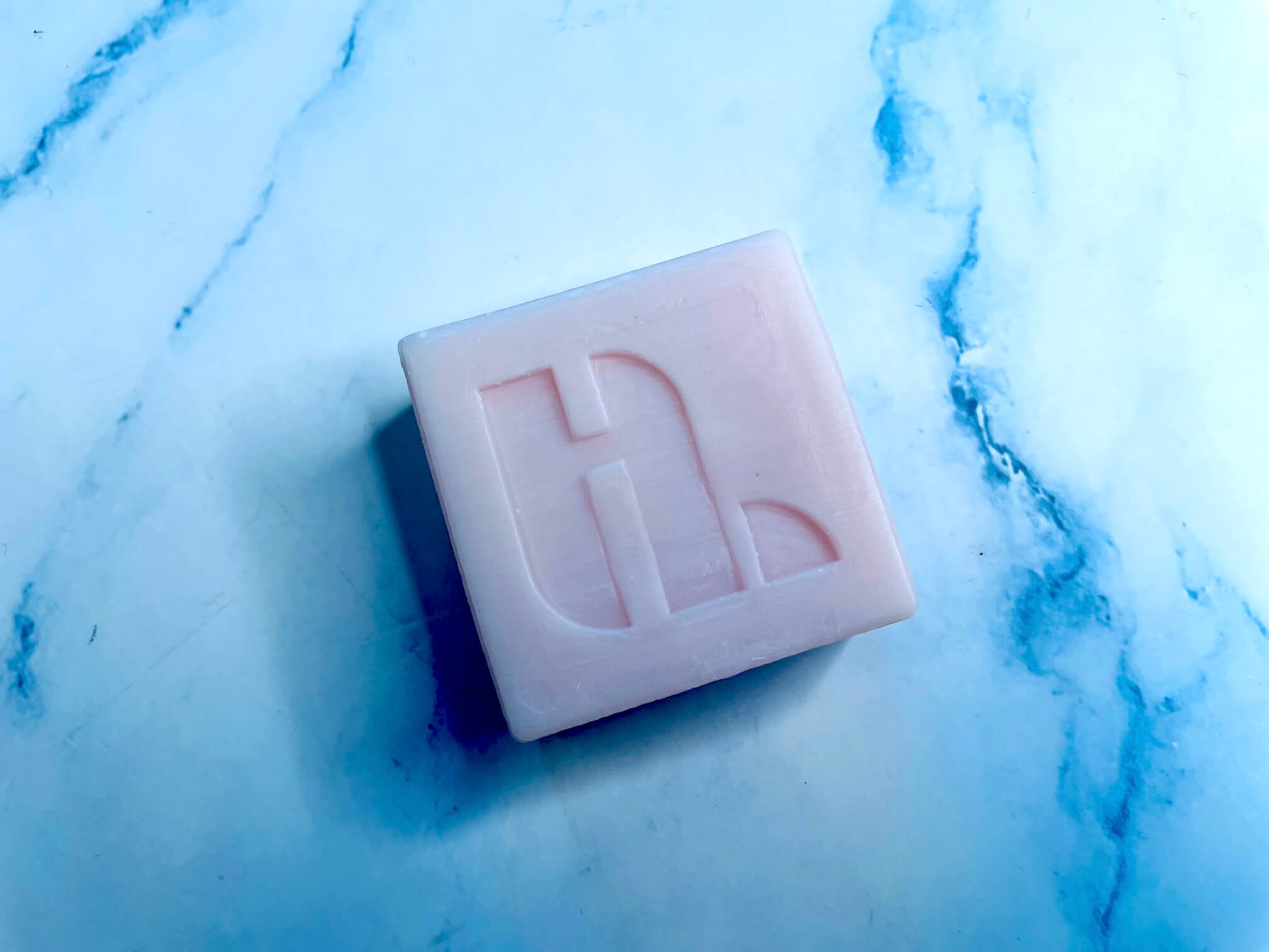 Hairlust shampoo bar på bord