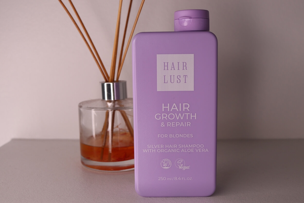 Hairlust silver shampoo på badeværelse med duftpinde