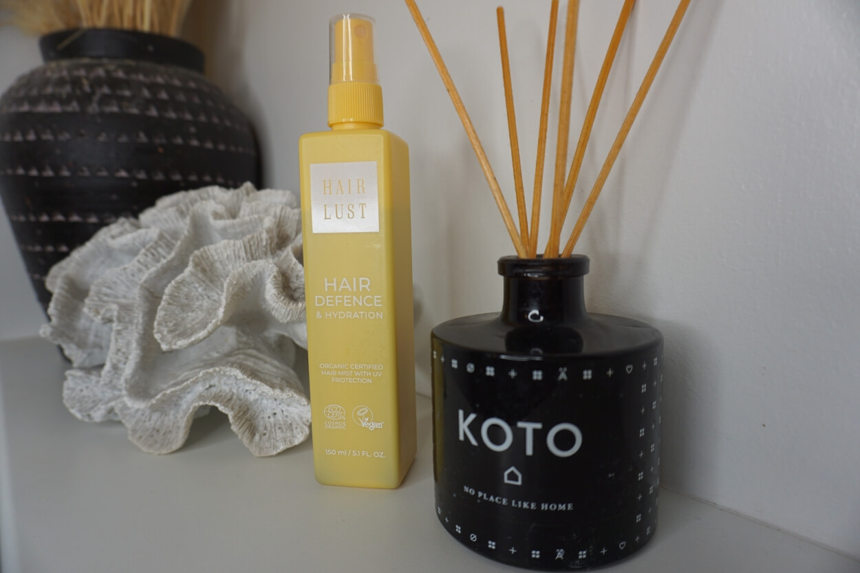 Hairlust solspray til håret på badeværelse