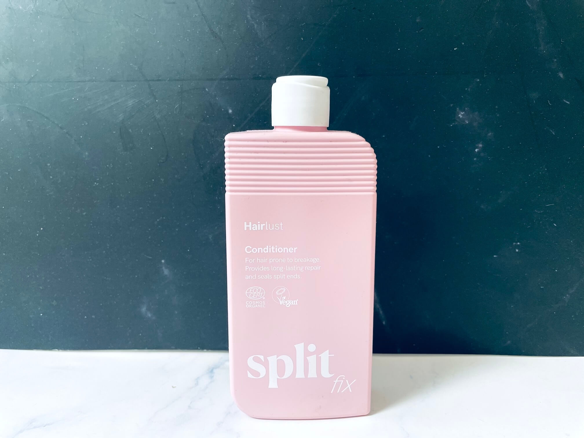 Hairlust Split Fix conditioner på badeværelse