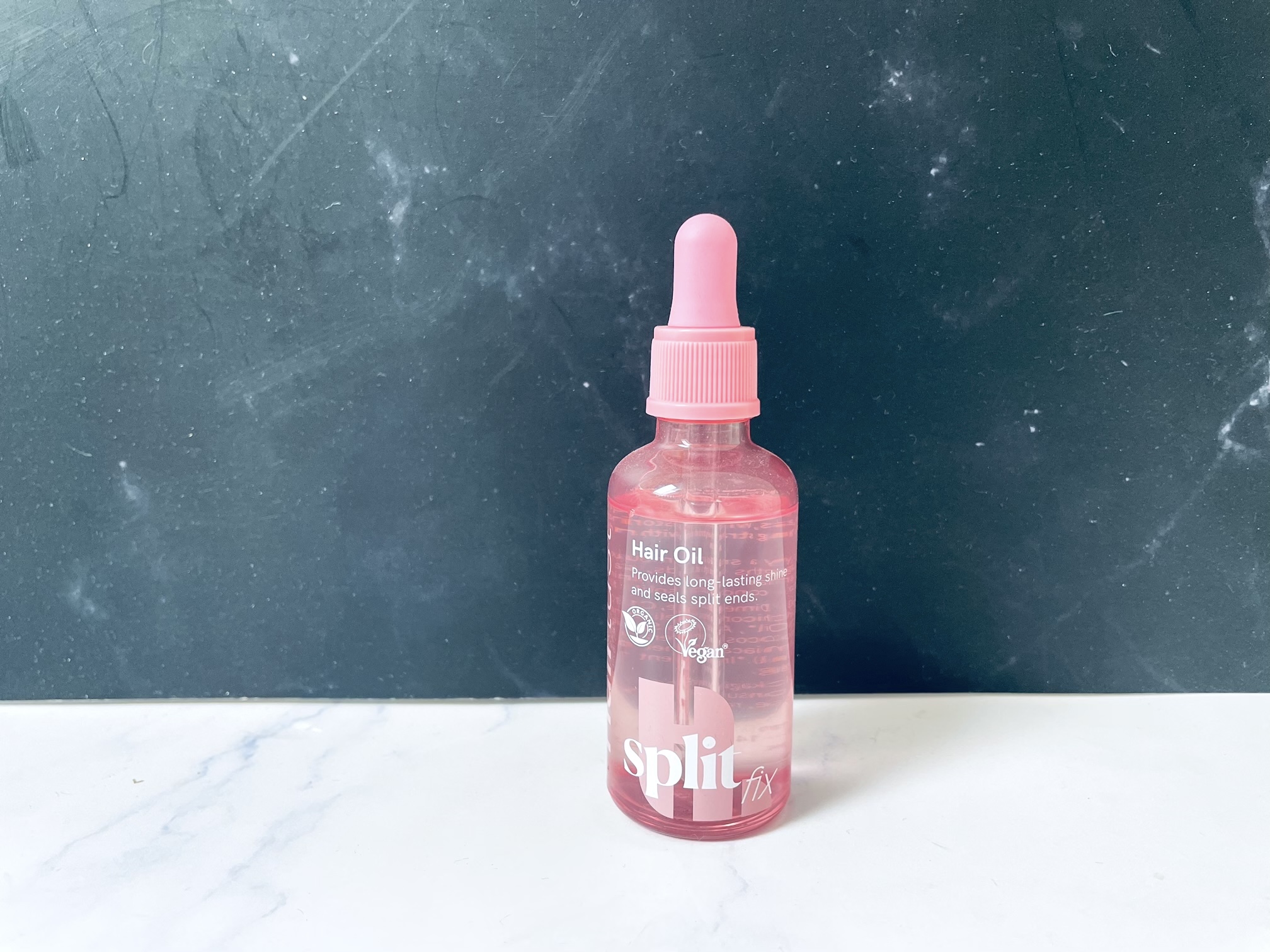 Hairlust Split Fix hair oil på badeværelse