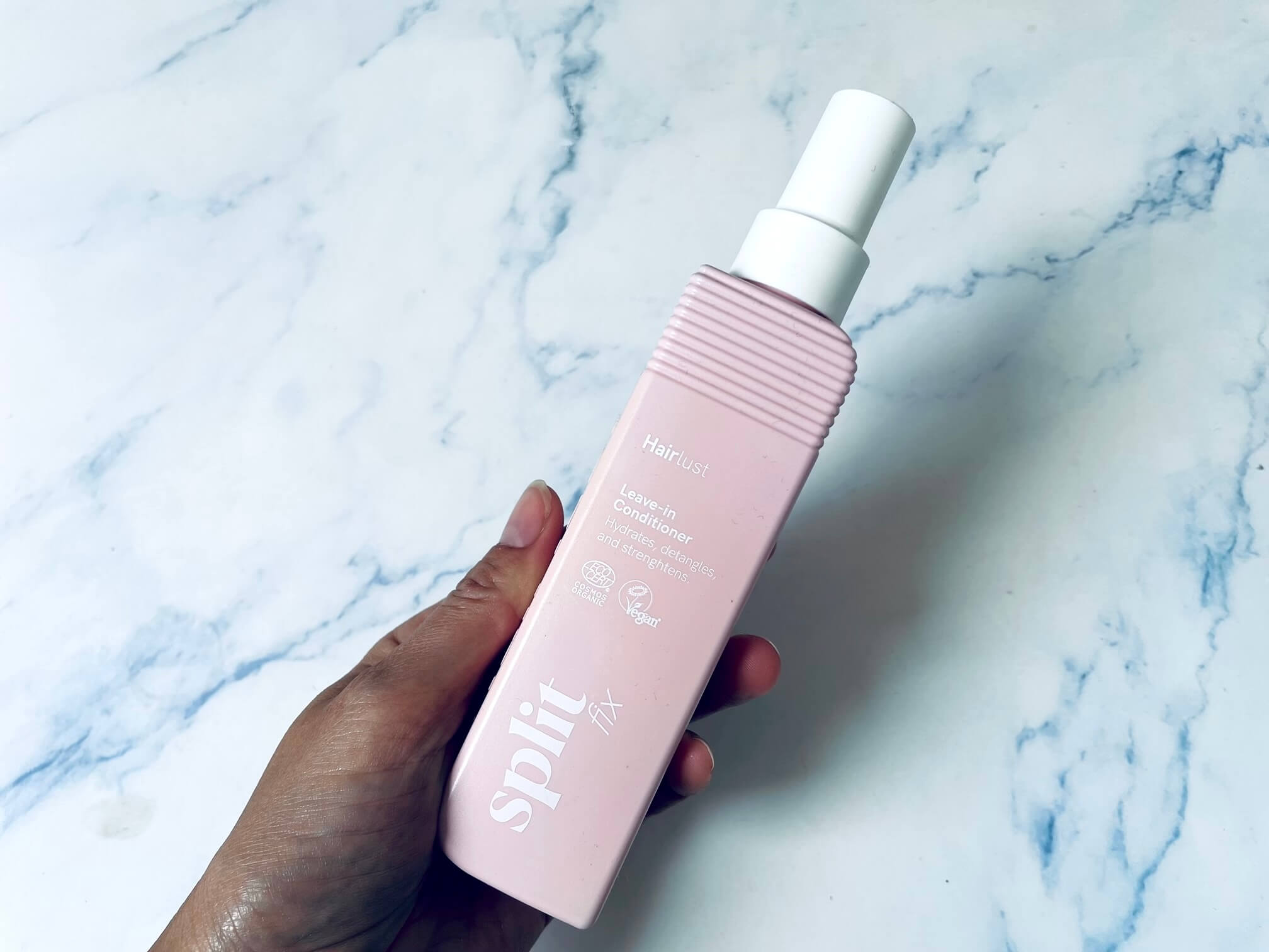 Hairlust Split Fix leave-in-conditioner i hånd