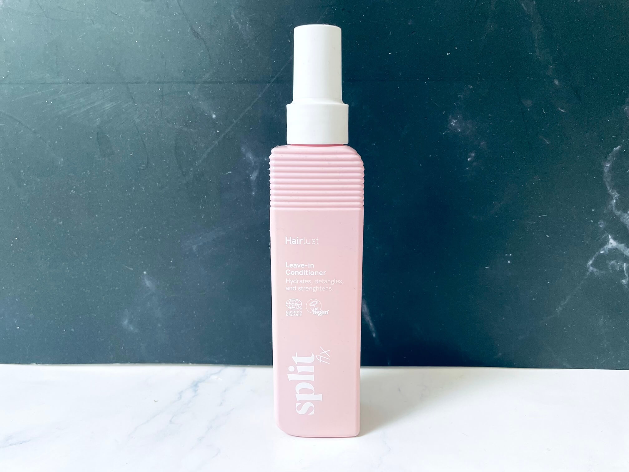 Hairlust Split Fix leave-in-conditioner på badeværelse