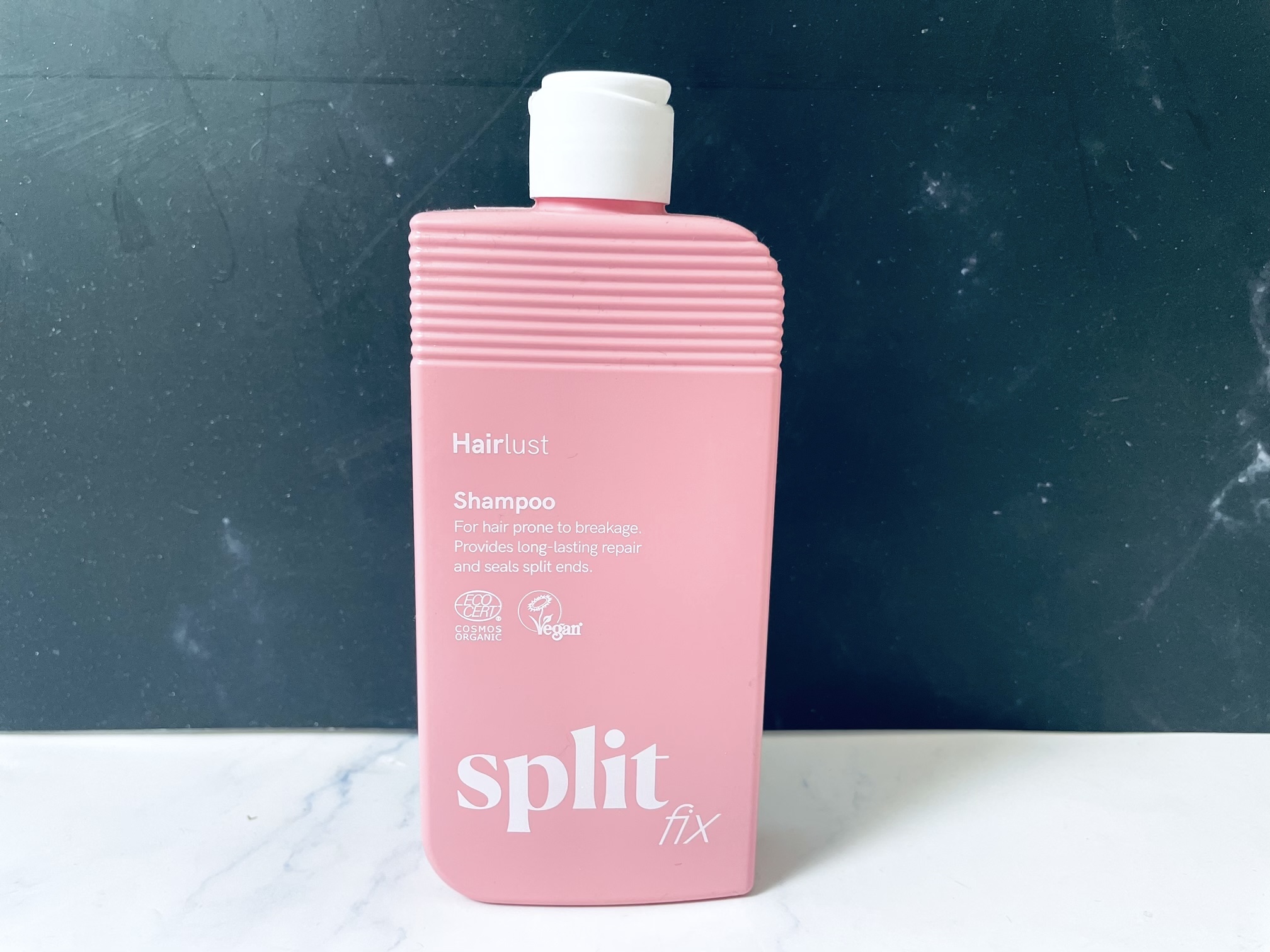 Hairlust Split Fix shampoo på bord