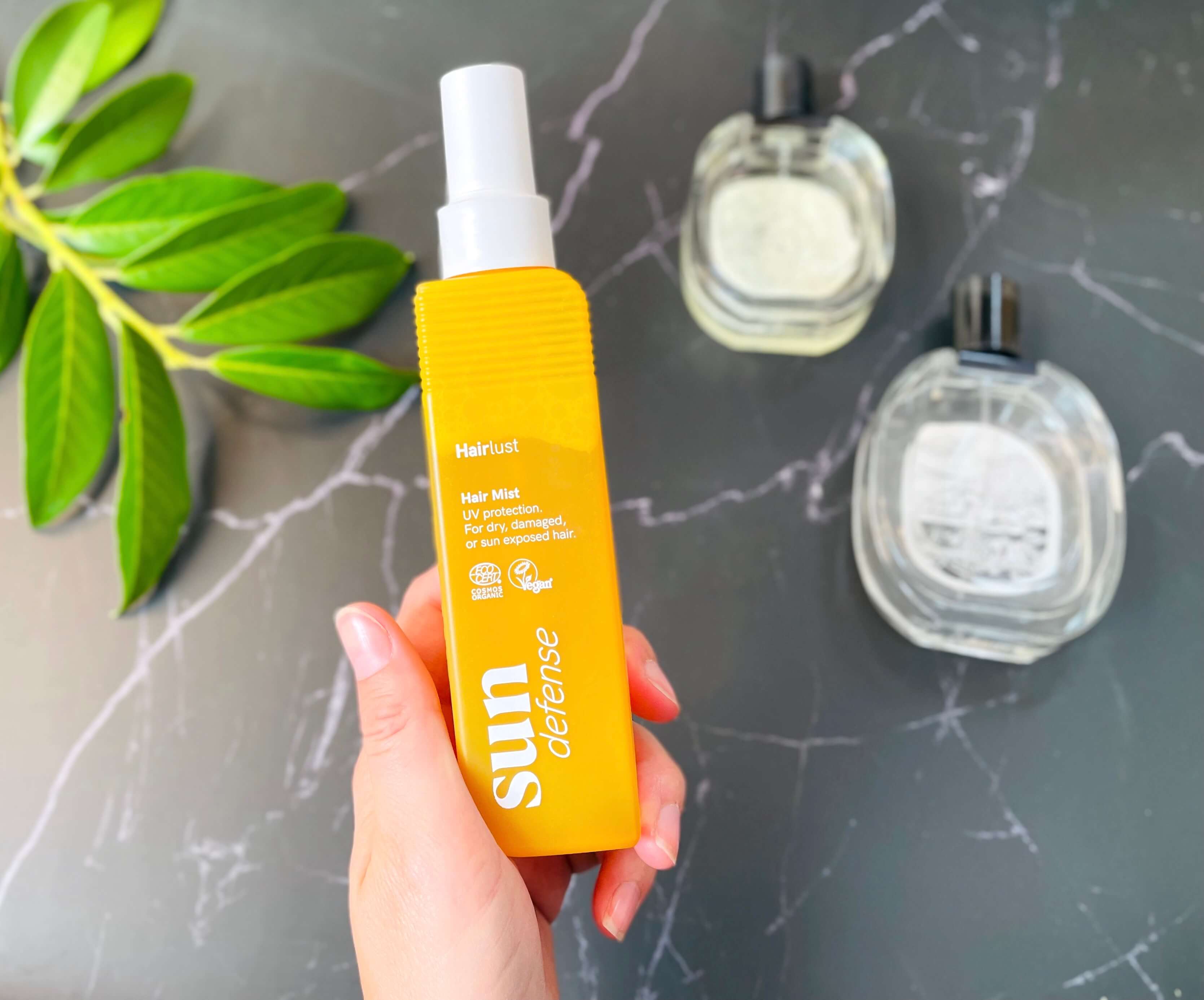 Hairlust Sun Defense Hair Mist i hånd