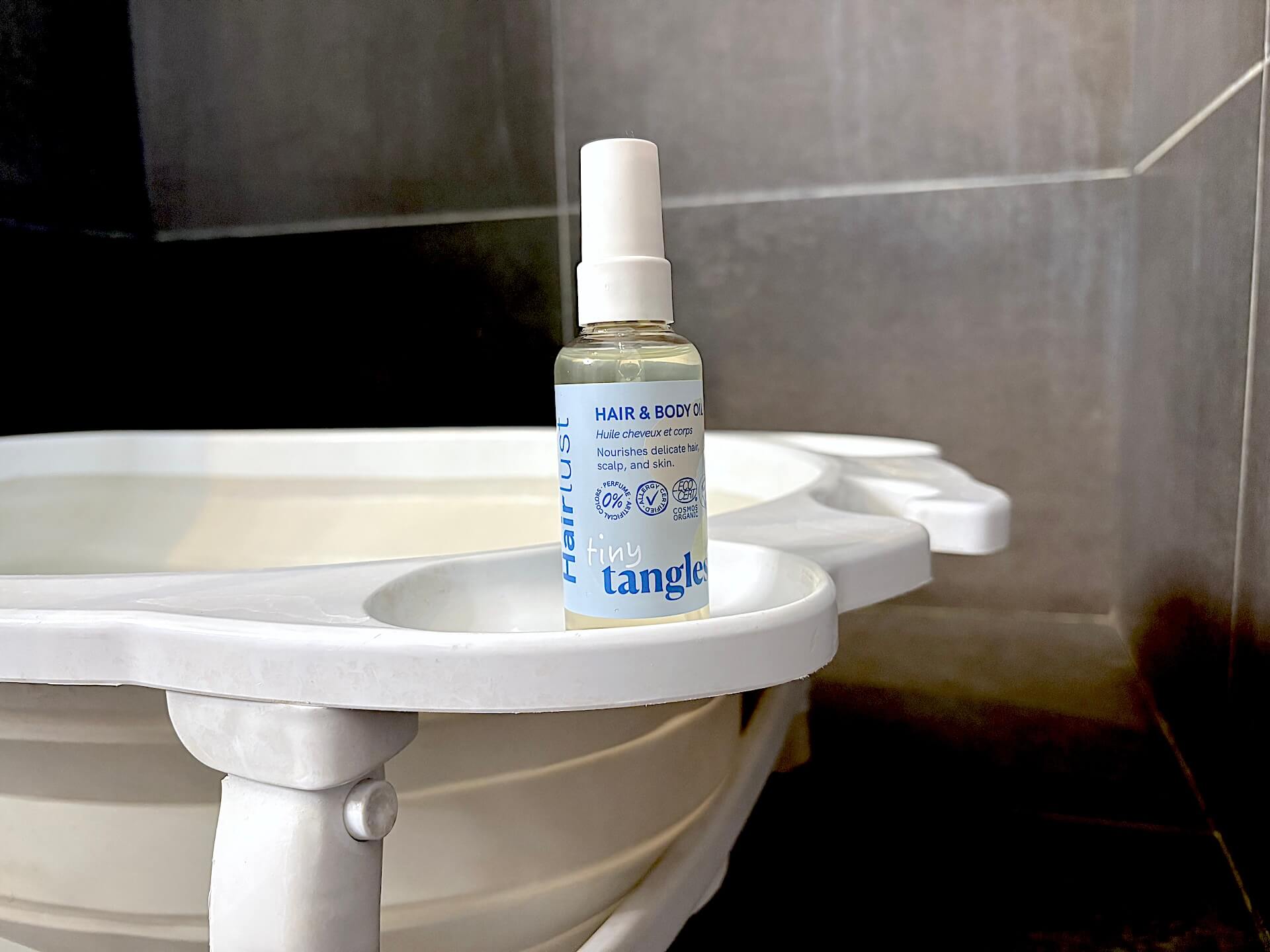 Hairlust Tiny Tangles Hair & Body Oil på badekar