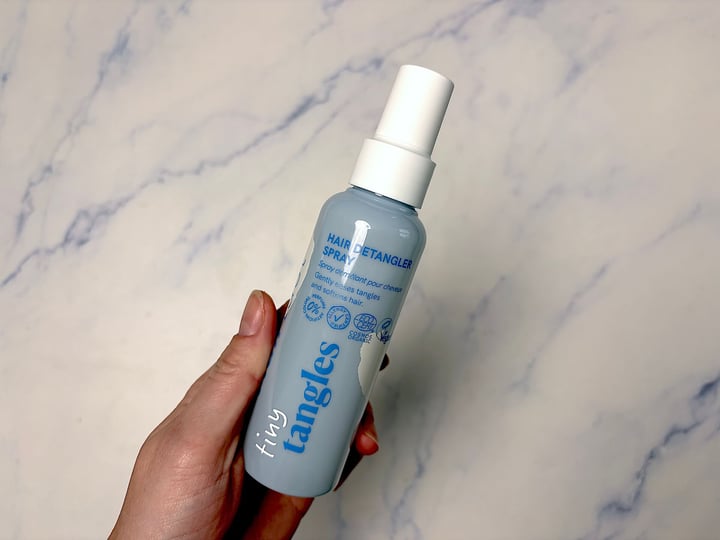 Hairlust Tiny Tangles Hair Detangler Spray i hånd