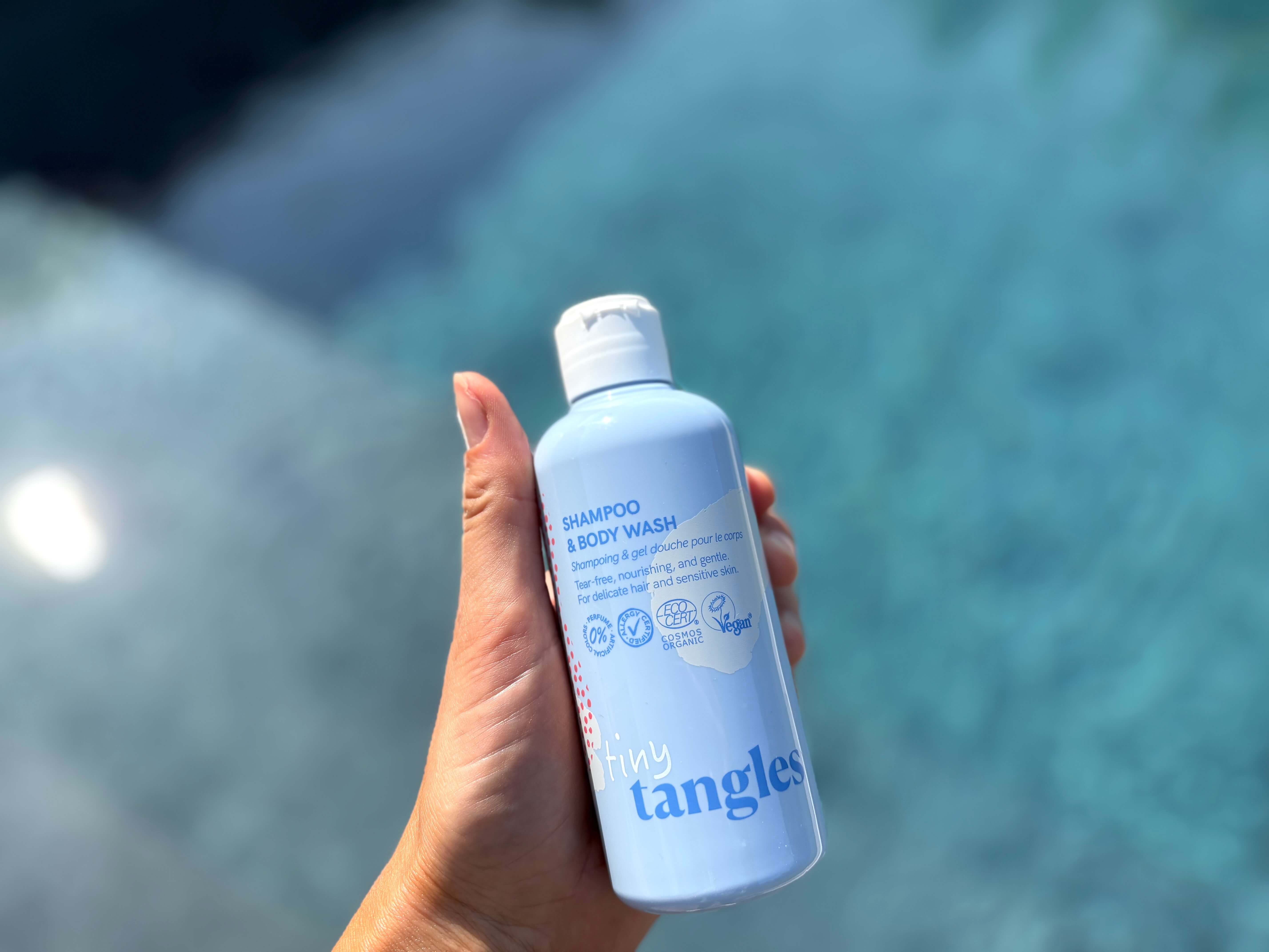 Hairlust Tiny Tangles Shampoo & Body Wash i hånd over pool