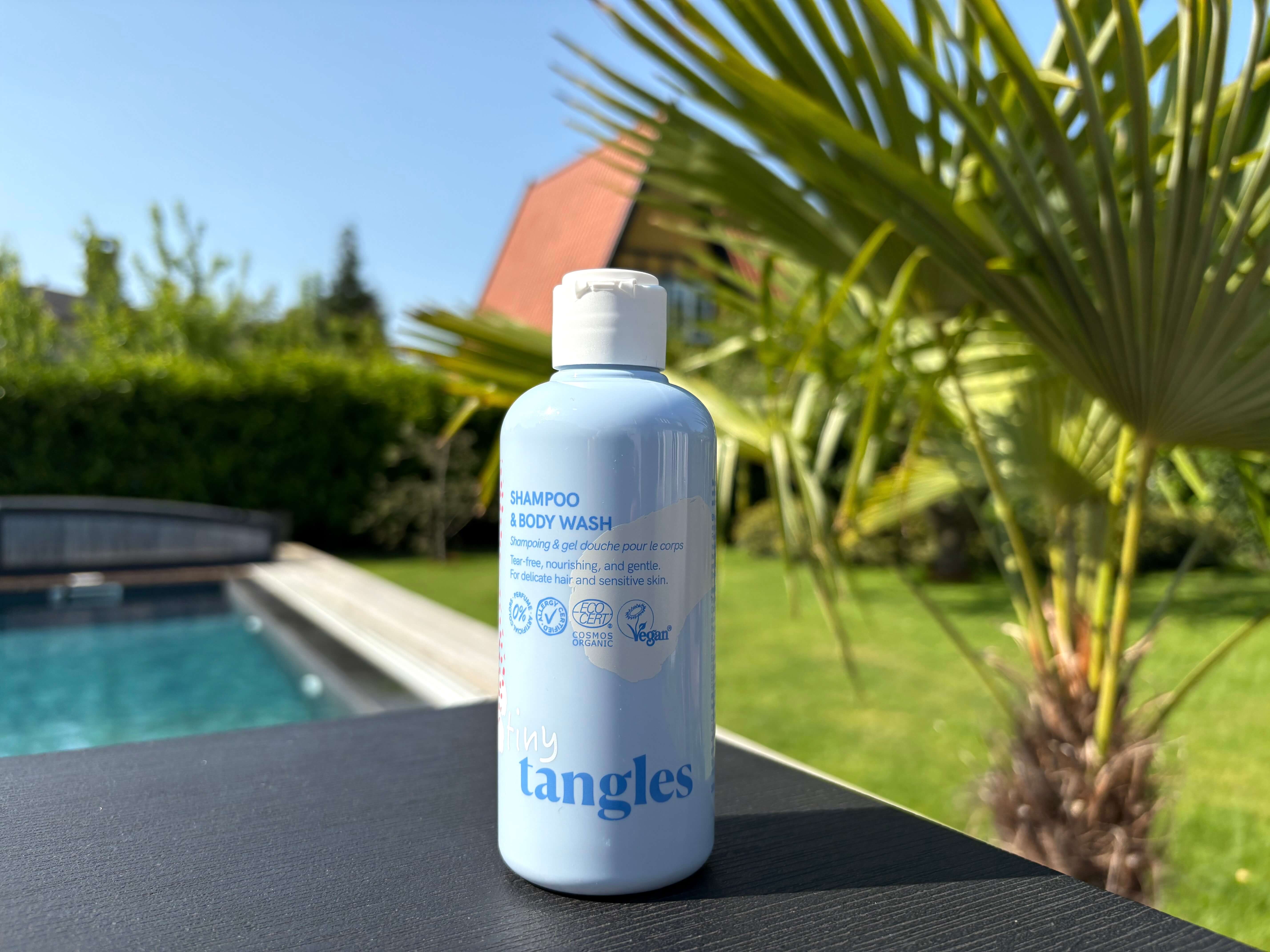 Hairlust Tiny Tangles Shampoo & Body Wash på bord i have