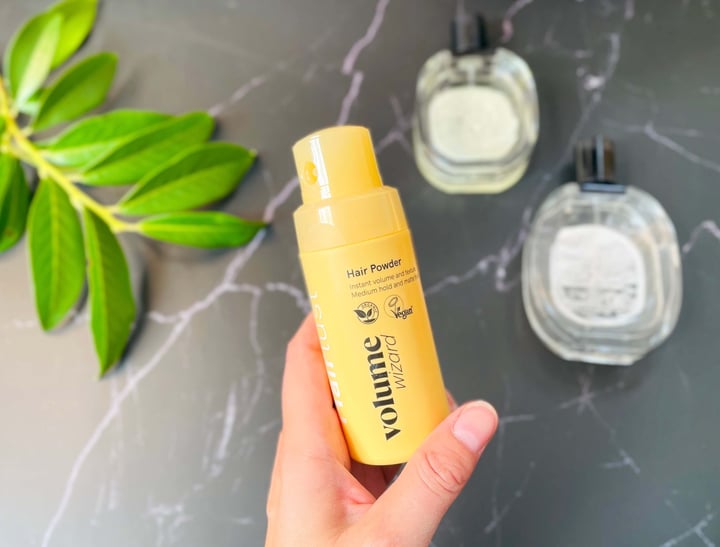 Hairlust Volume Wizard Hair Powder i hånd