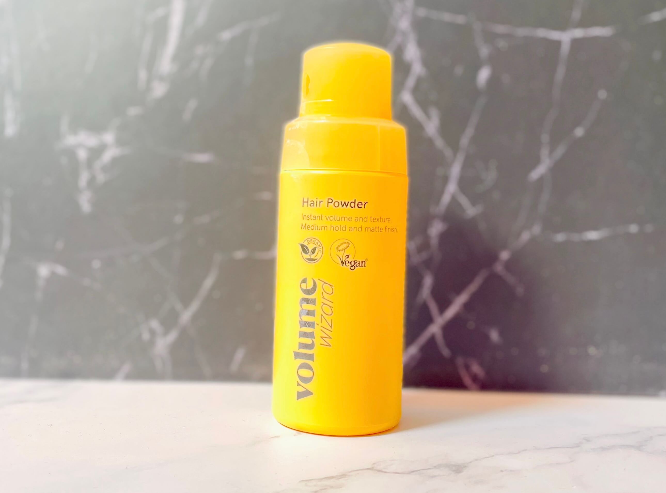 Hairlust Volume Wizard Hair Powder på badeværelse