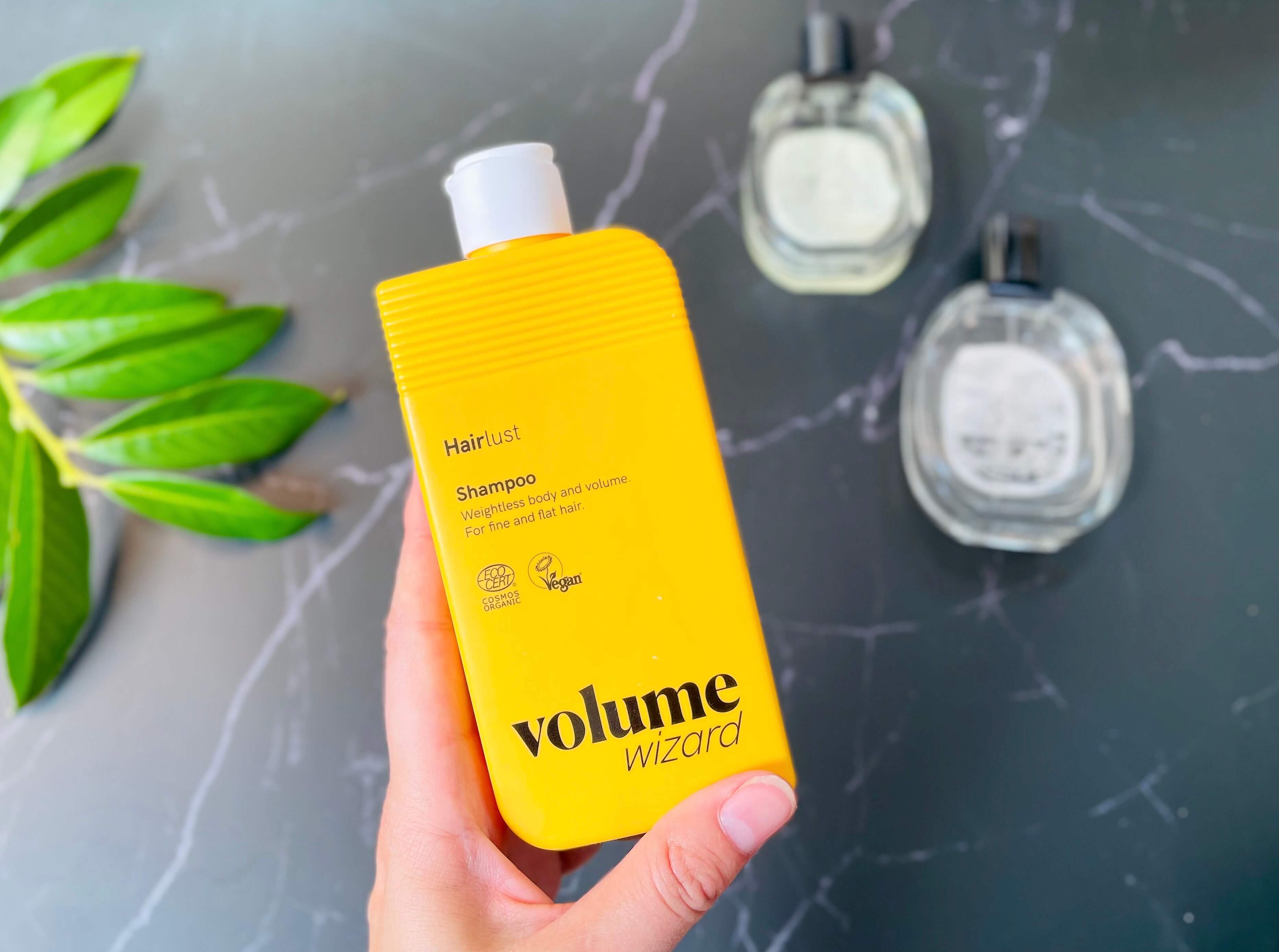 Hairlust Volume Wizard shampoo i hånd