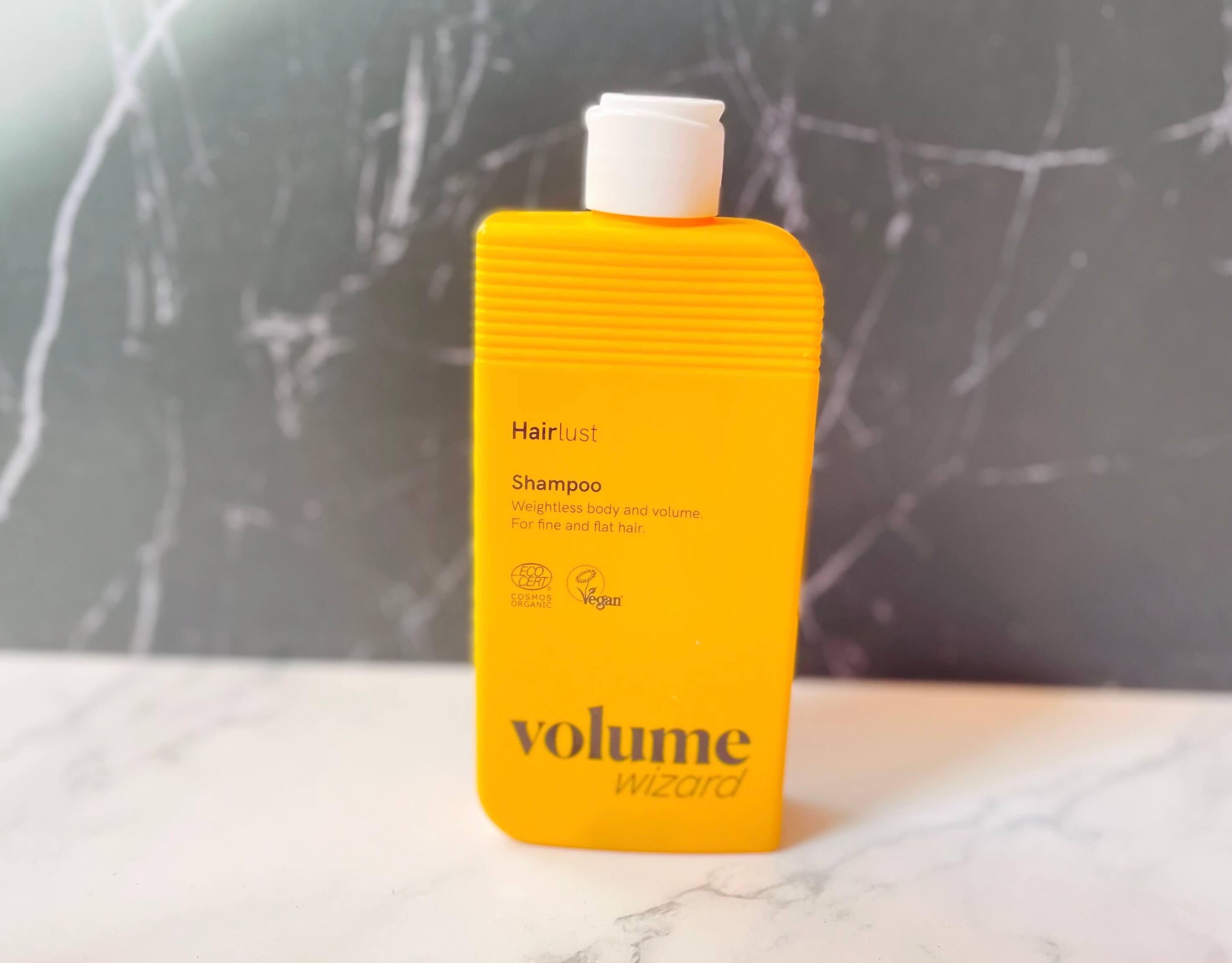 Hairlust Volume Wizard shampoo på bord på badeværelse